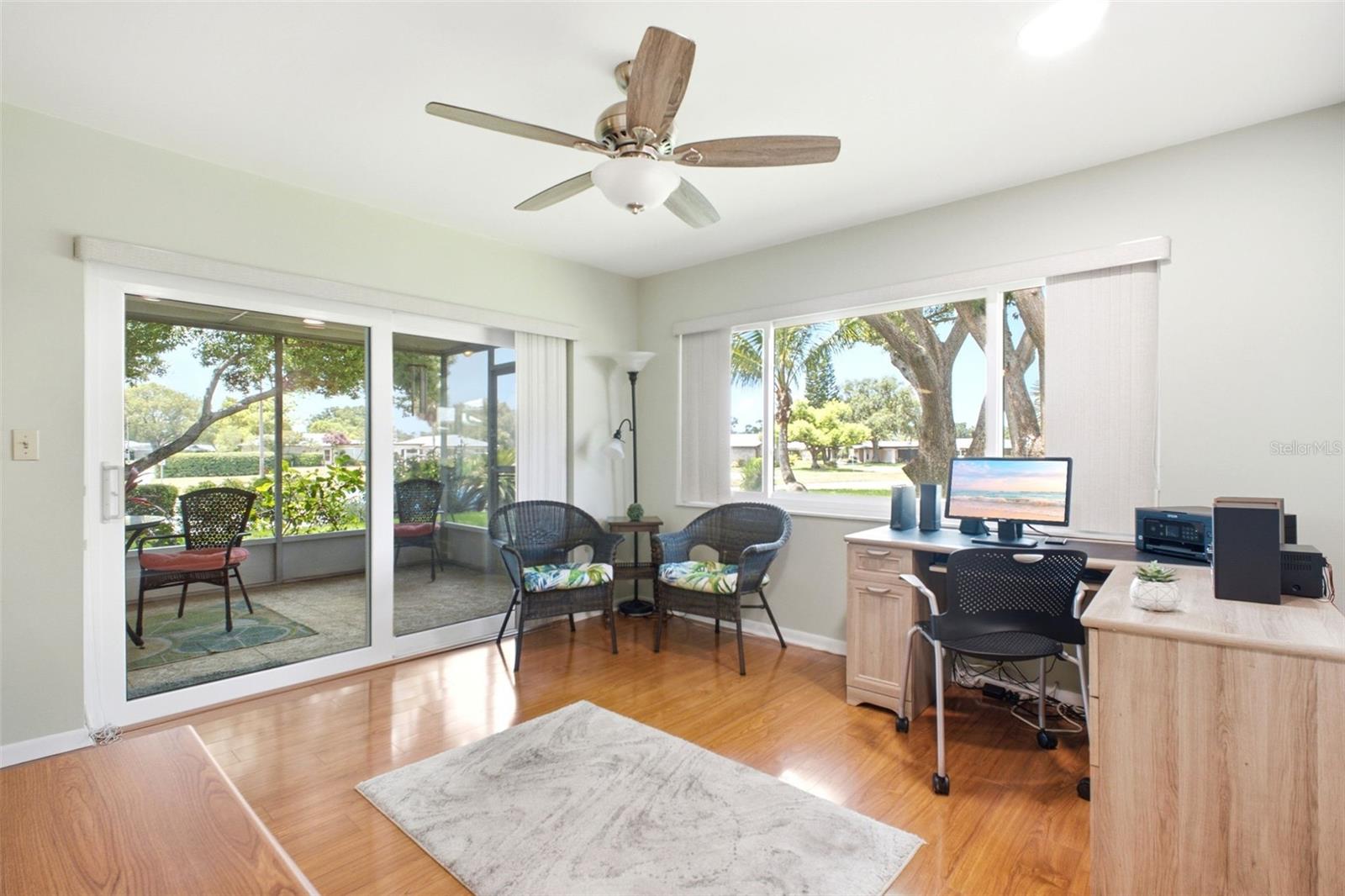 Spacious family room/bonus room with endless possibilities~
