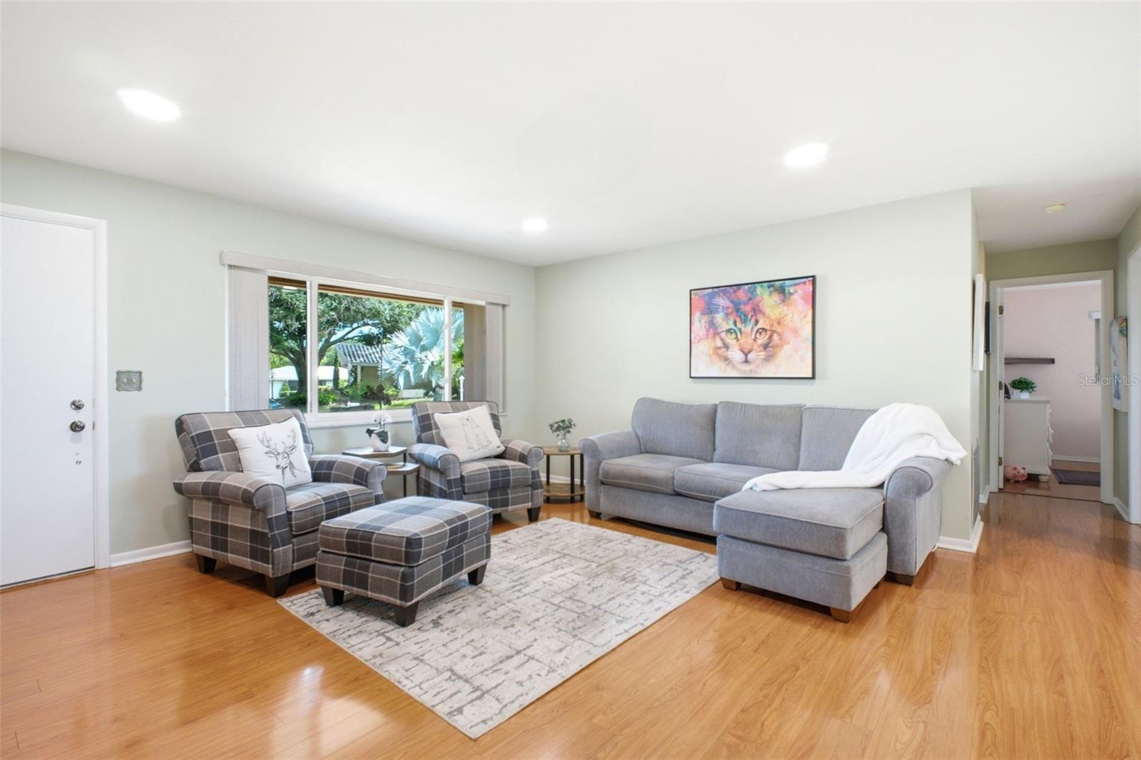 Large living room makes entertaining a breeze~
