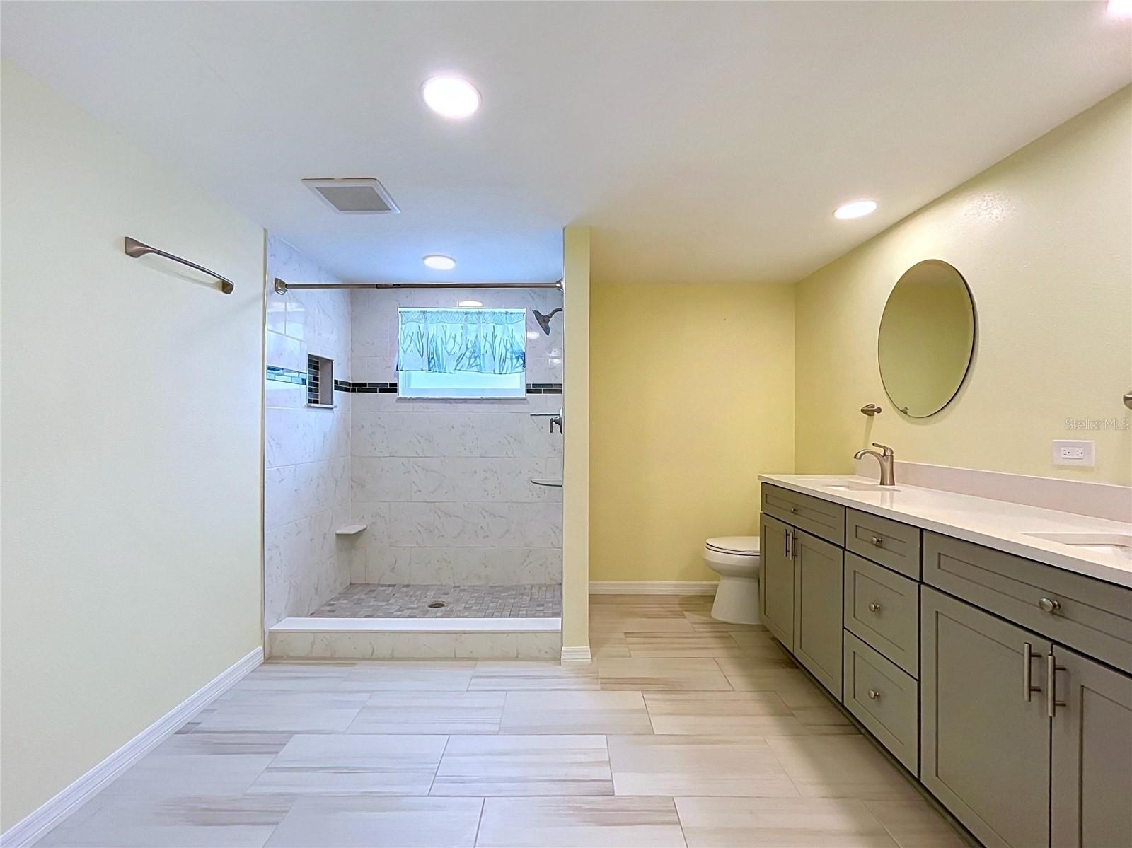 Massive en suite bathroom!