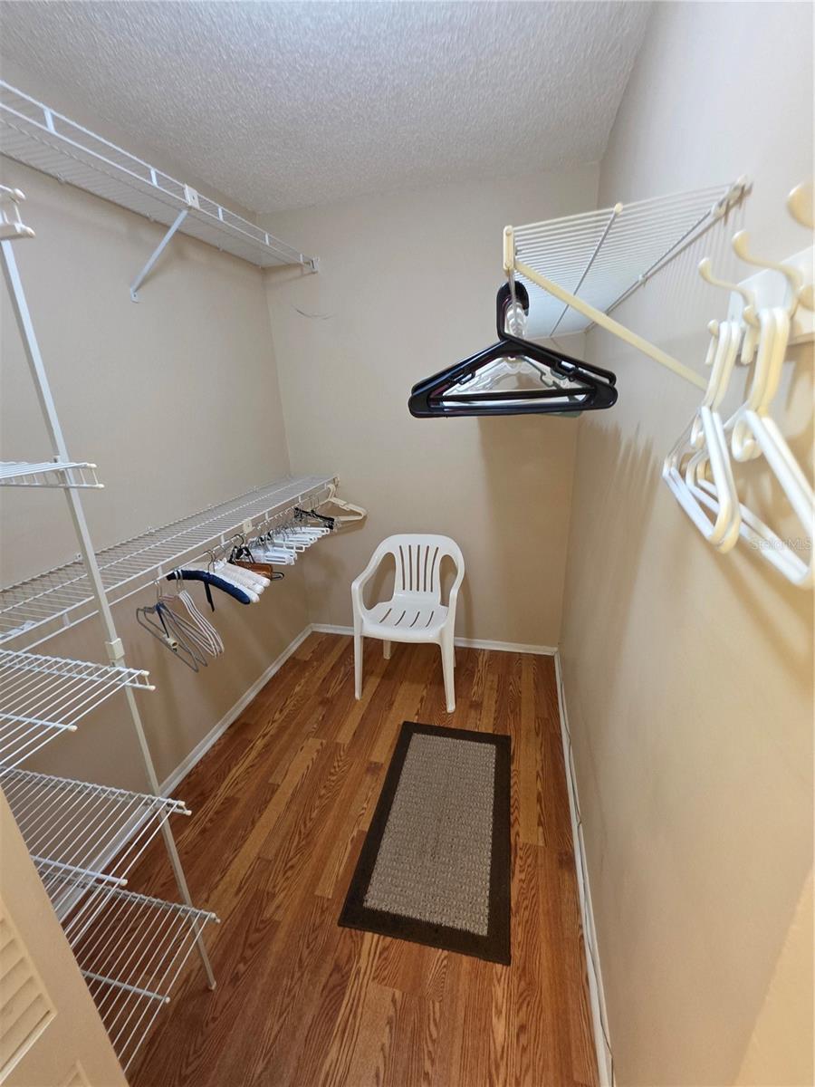 WALK IN CLOSET