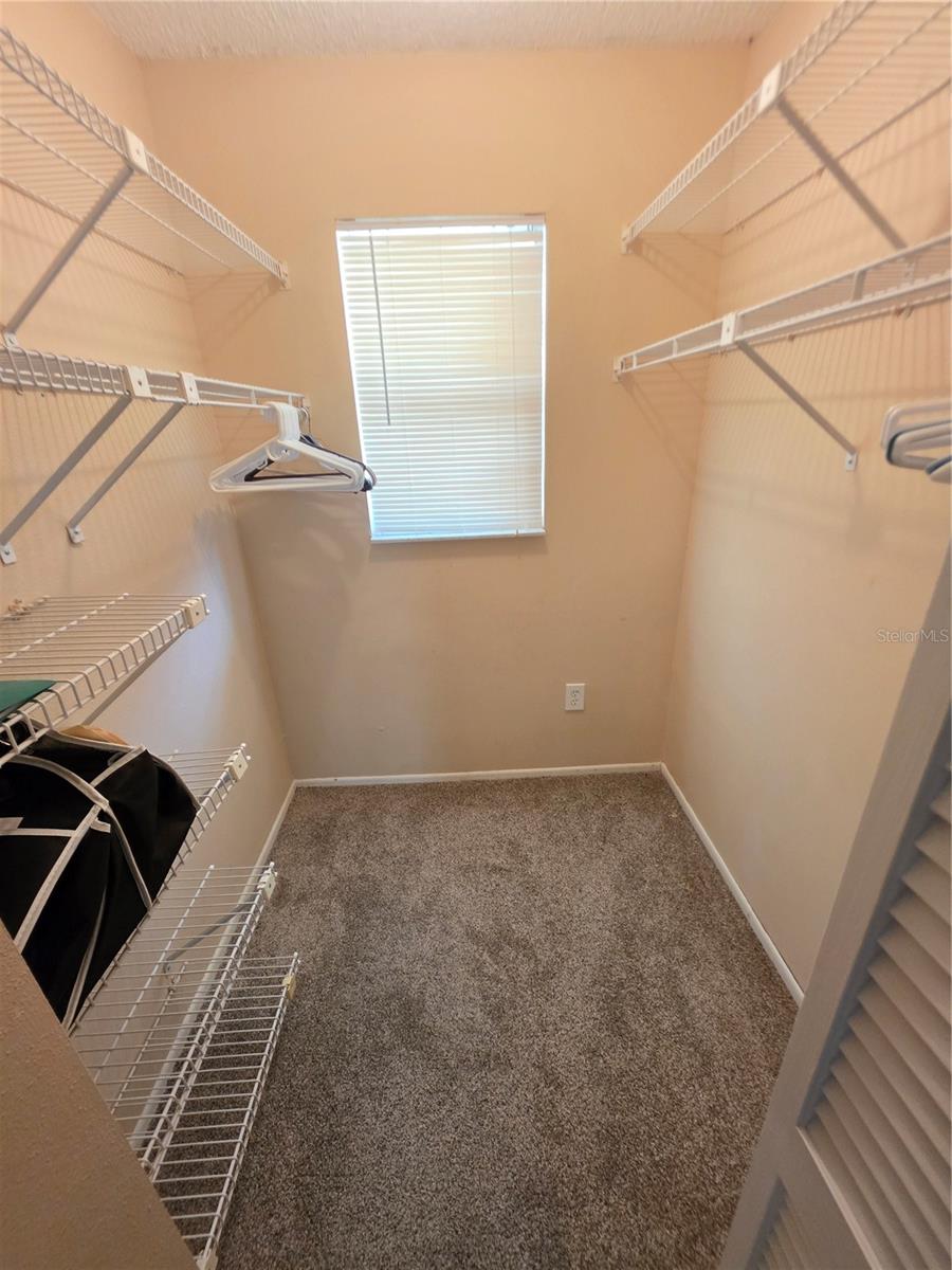 WALK IN CLOSET