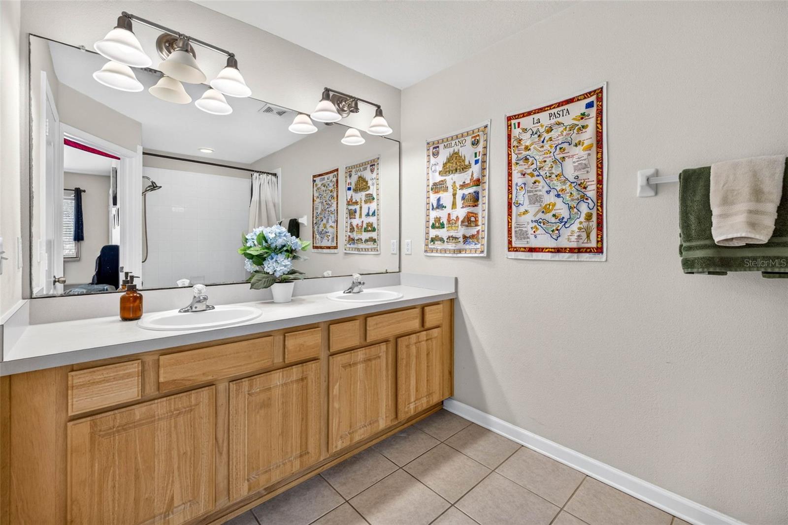 primary bathroom w.shower tub combo