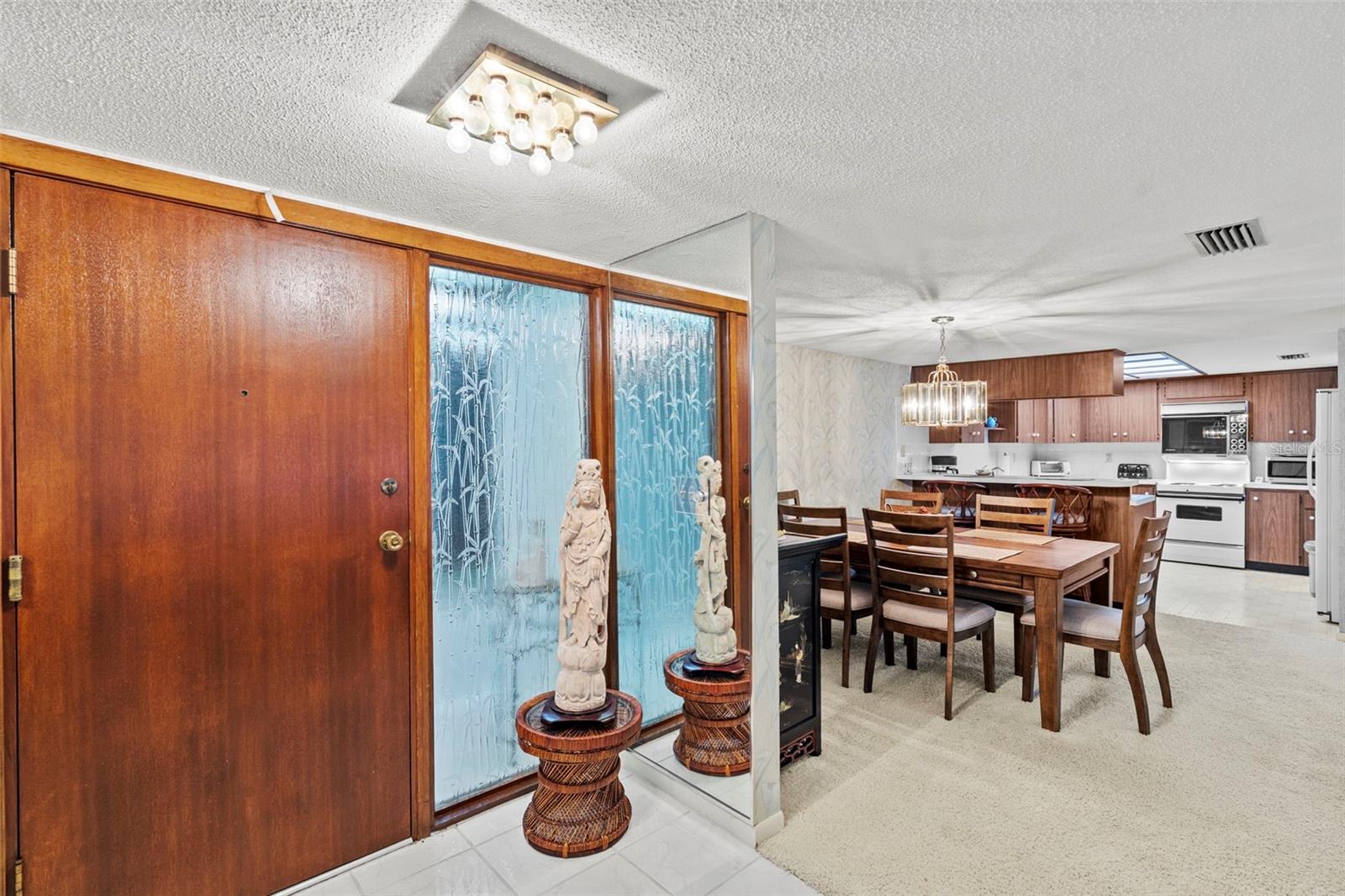 Entry looking towards dinning are and kitchen