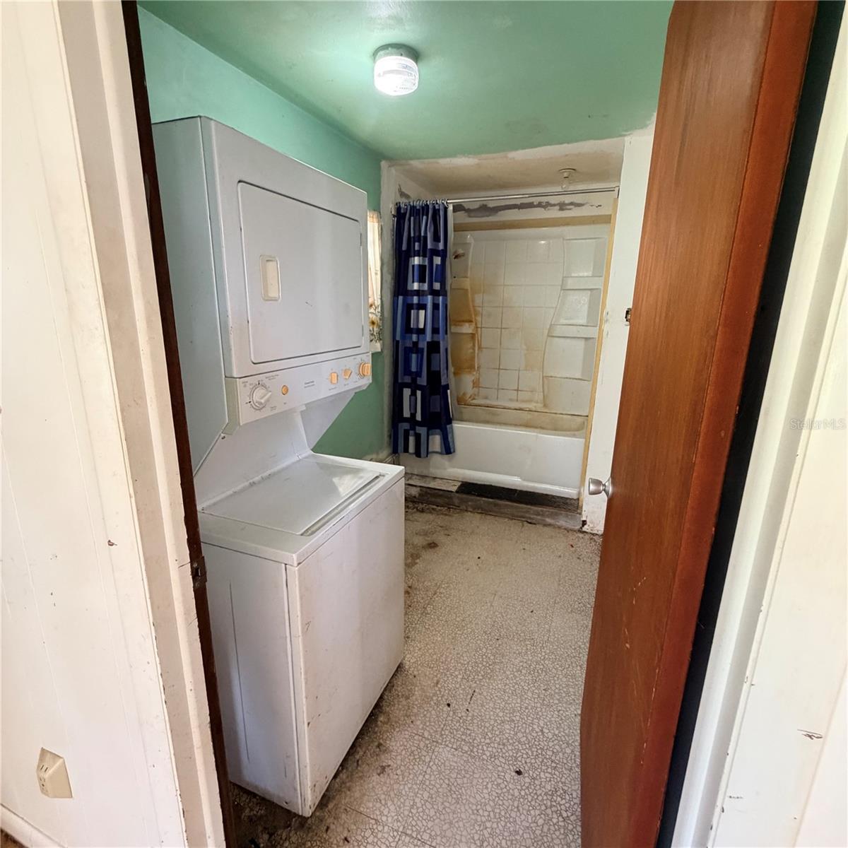 Laundry room and a tub shower