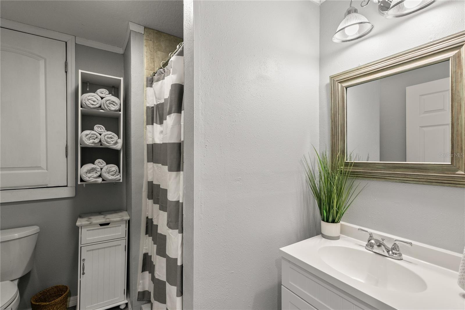 1st Level-MIL Suite/Den Full Bathroom