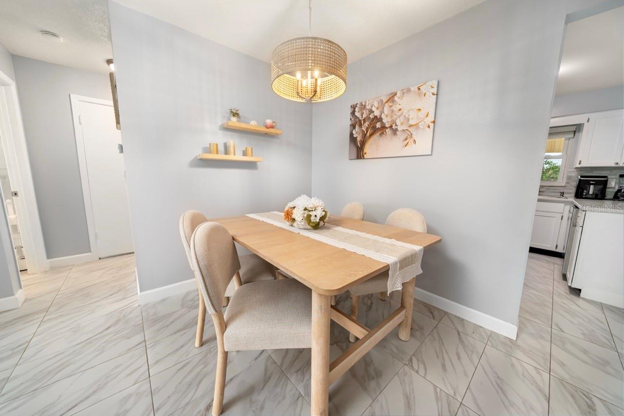 DINING ROOM, LOOK AT THIS LIGHTING