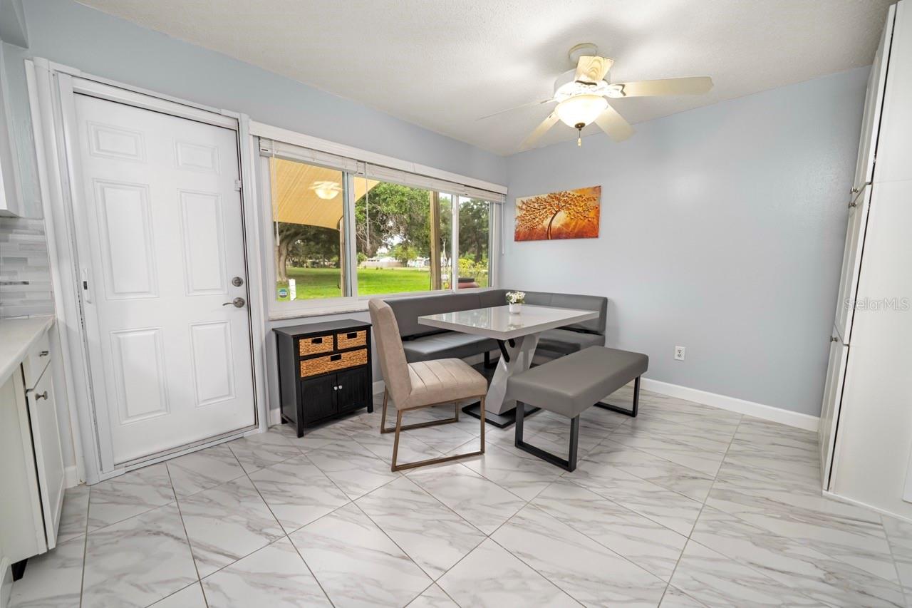 LARGE BREAKFAST KITCHEN NOOK, WITH CLEAR VIEW OF POND & FOUNTAIN. VERY COMFORTABLE