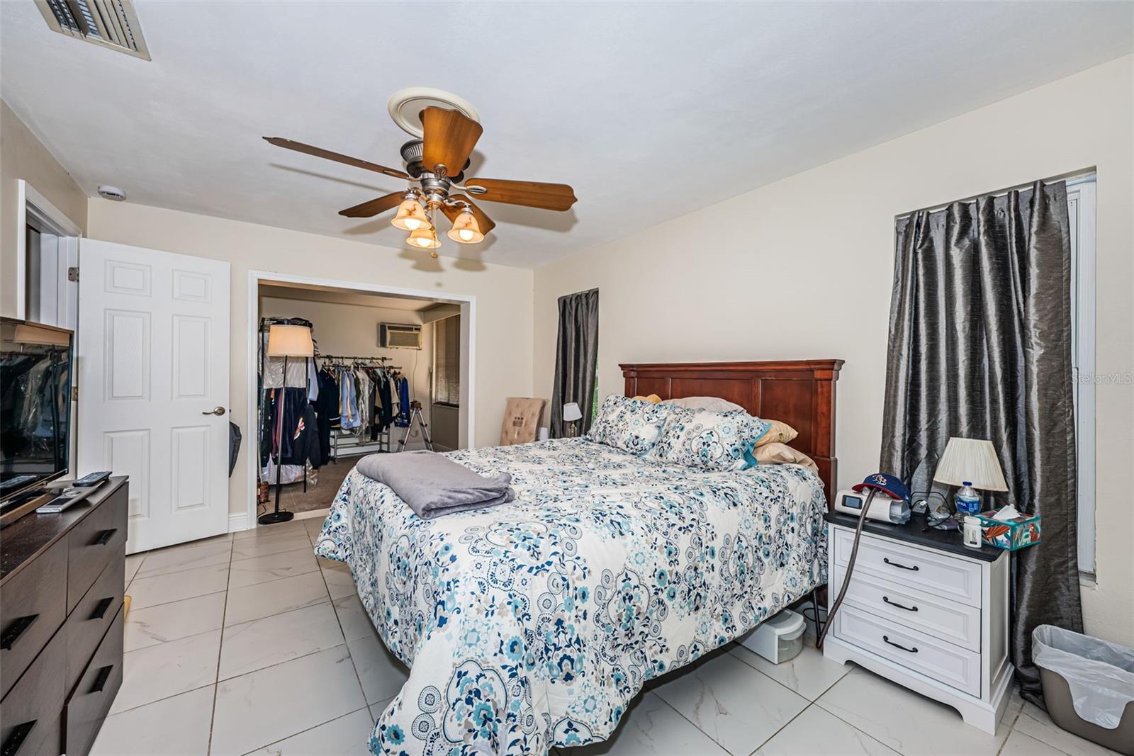 Neutral tile lets you make this room your own