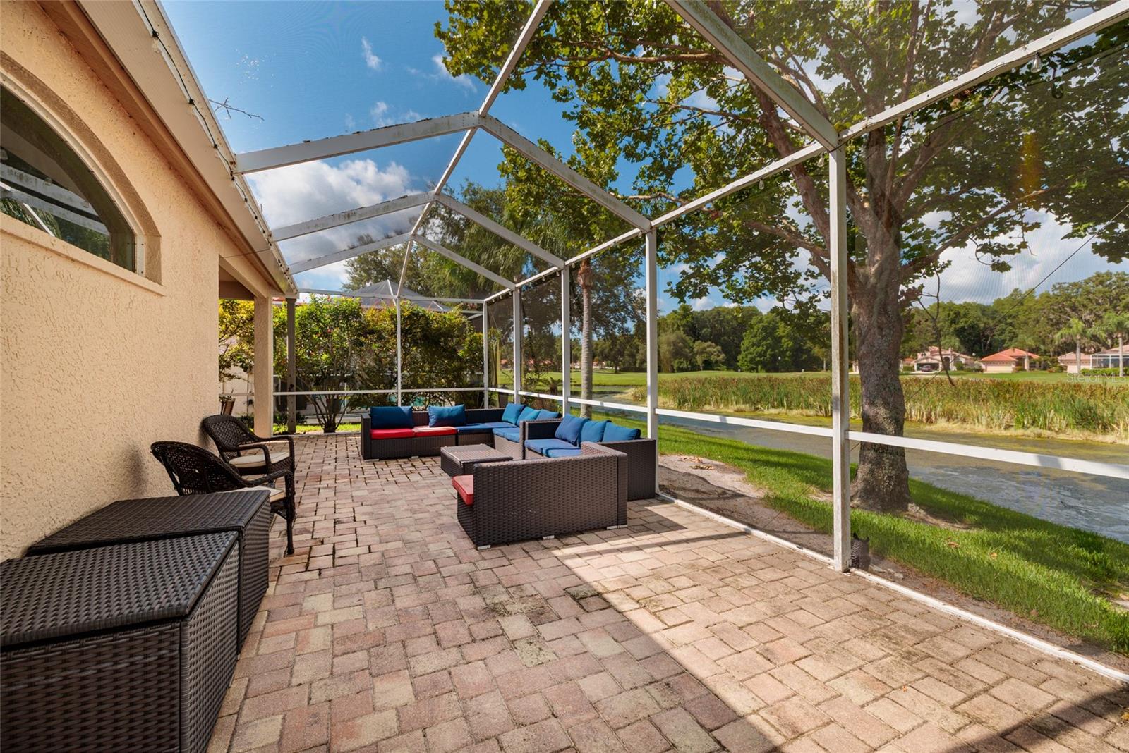 A large L shaped lanai.