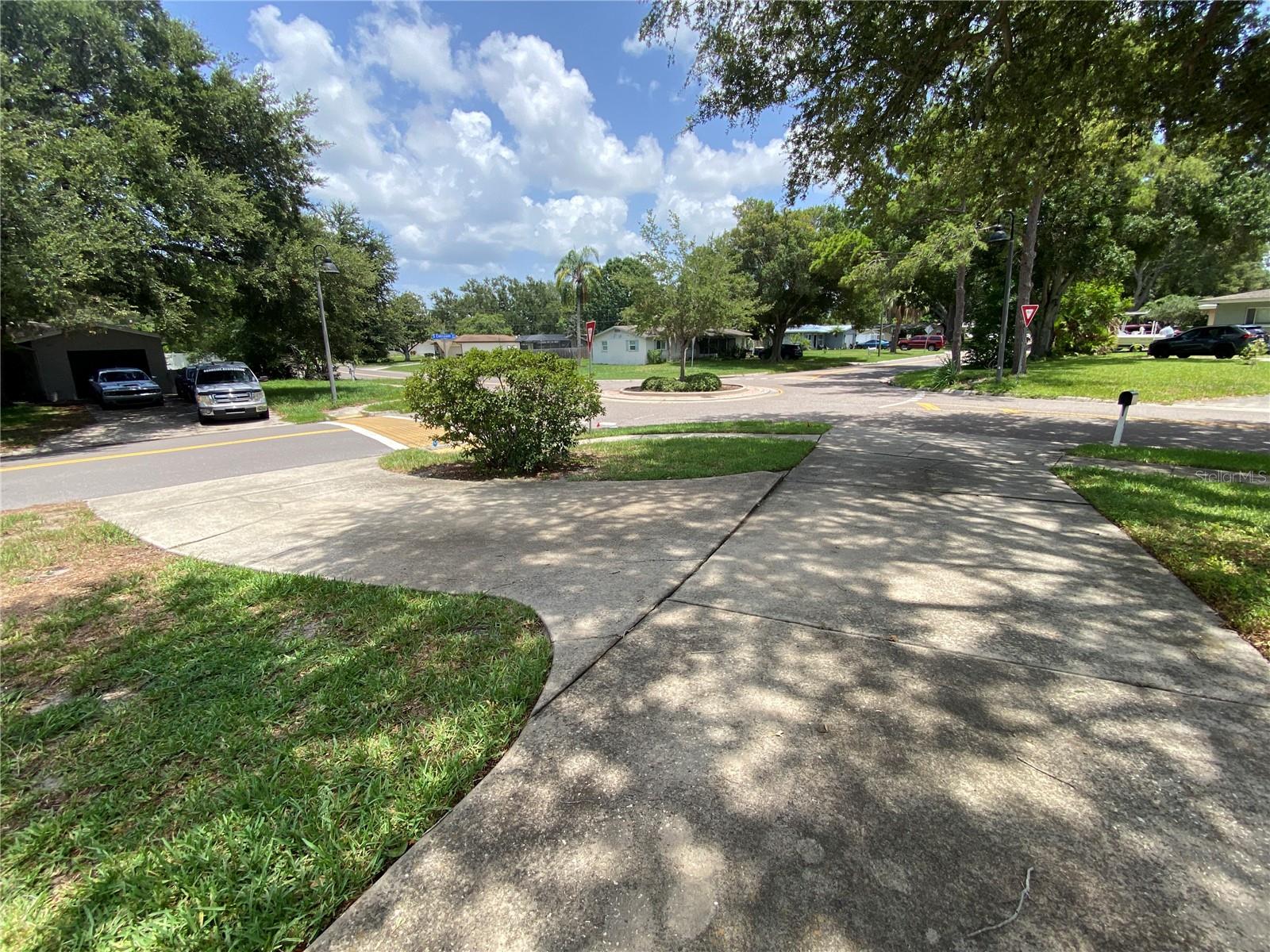 "Y" driveway