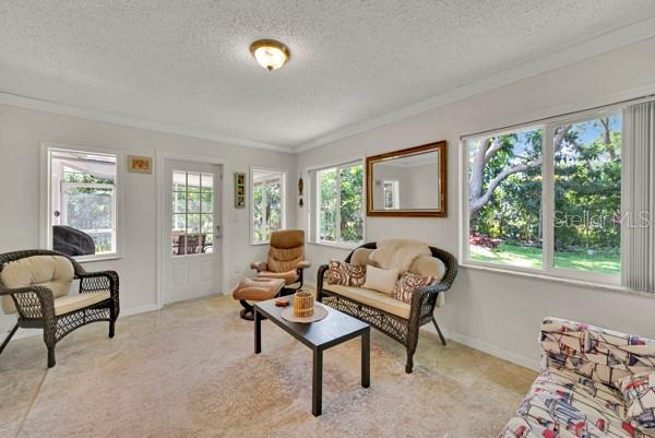 FAMILYROOM LEADING TO LANAI