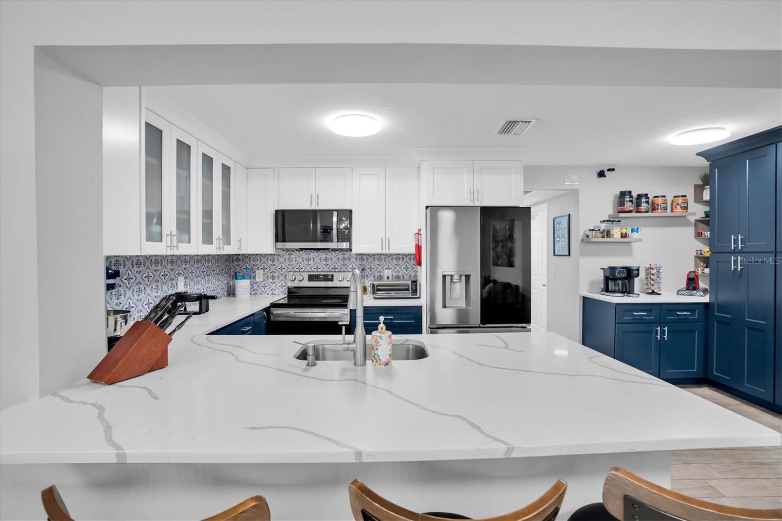 BREAKFAST BAR POURS INTO THE DINING AREA!