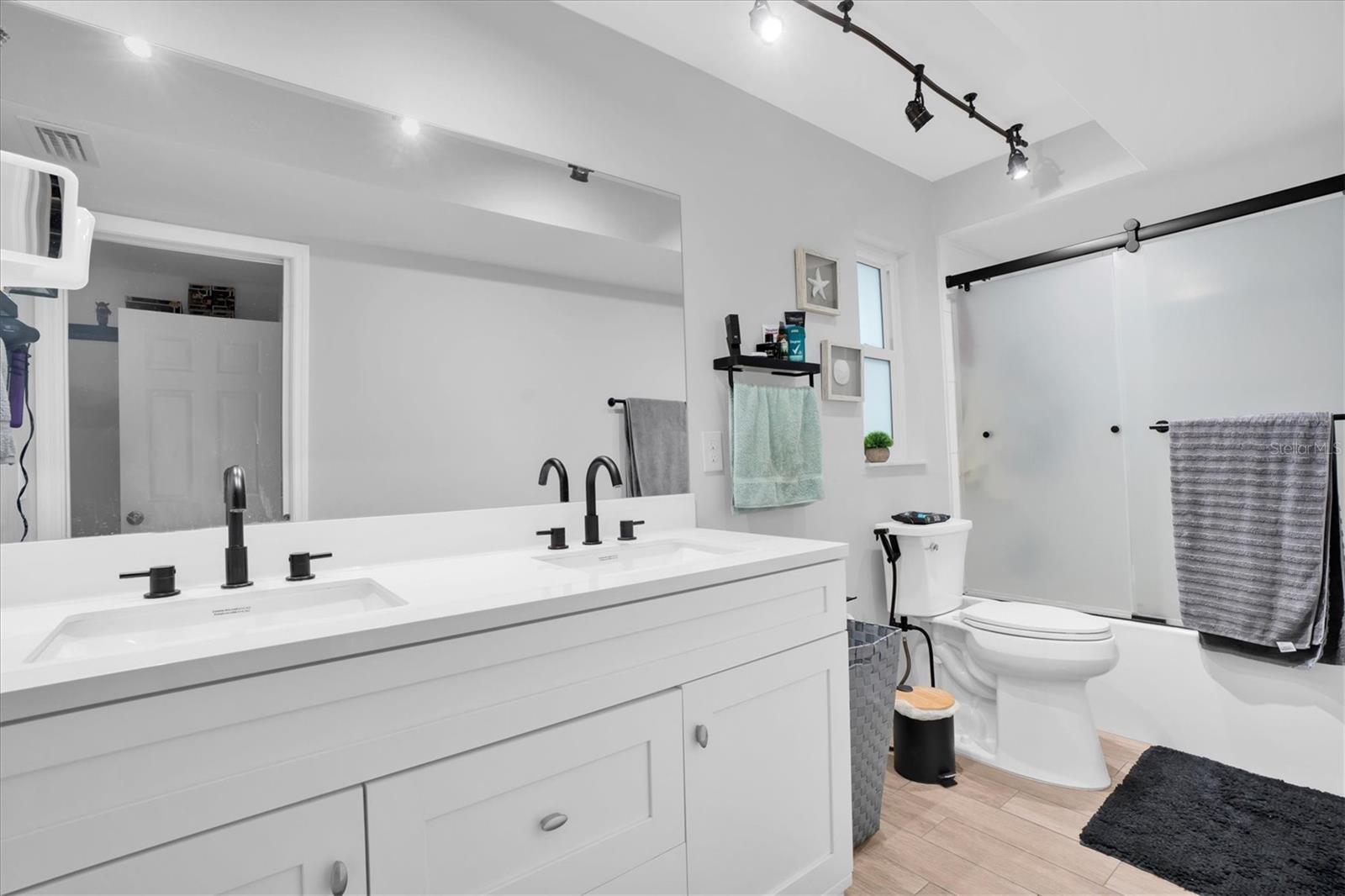 PRIMARY BATHROOM WITH TUB/SHOWER & DOUBLE SINKS!