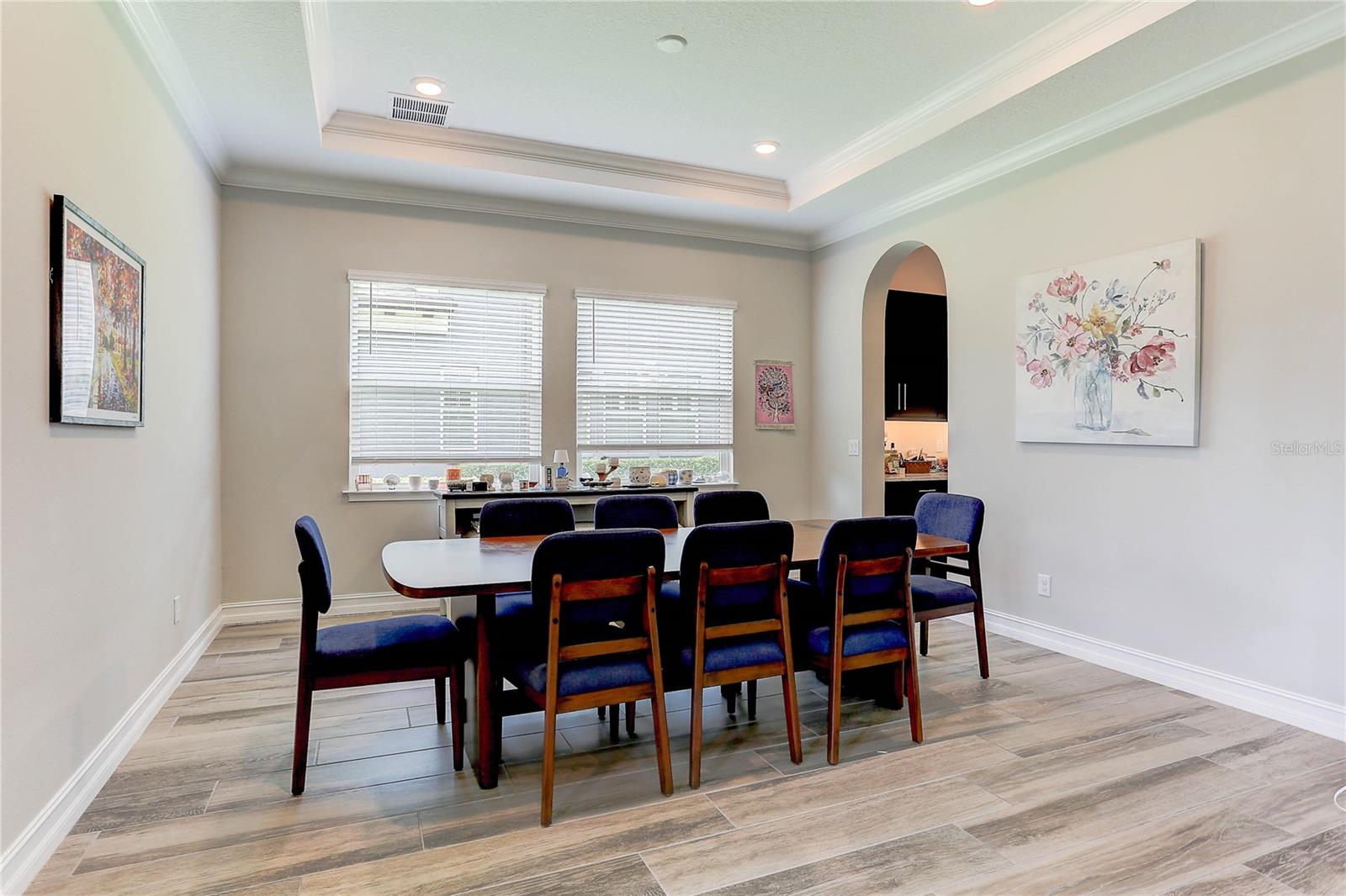 Dining with butler pantry access