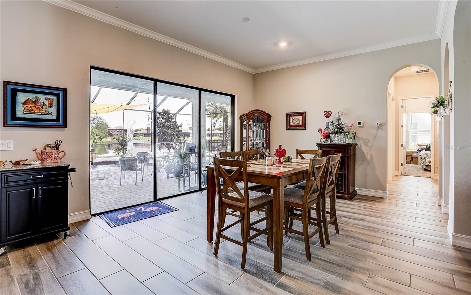 Casual dining and lanai access