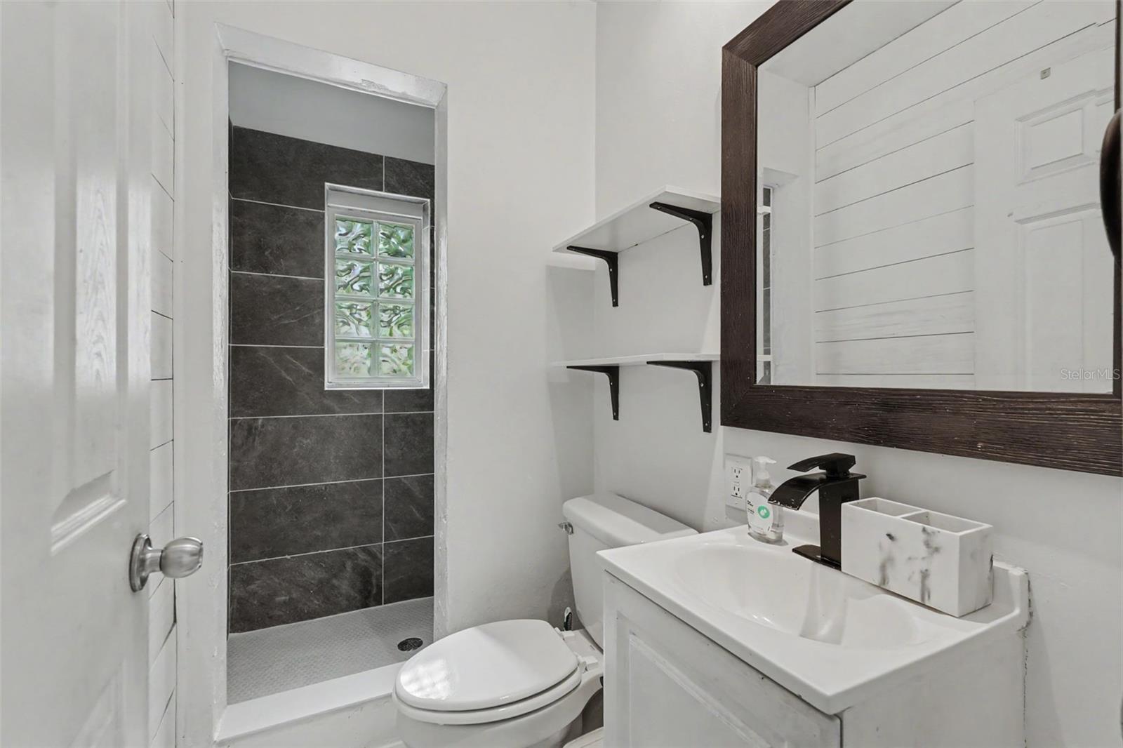TB8528437