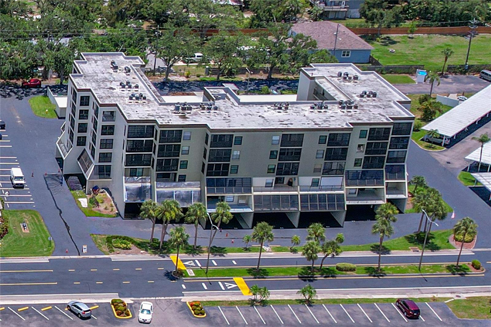 This 5th floor unit in the Palmsof Long Bayou could be yournew home!