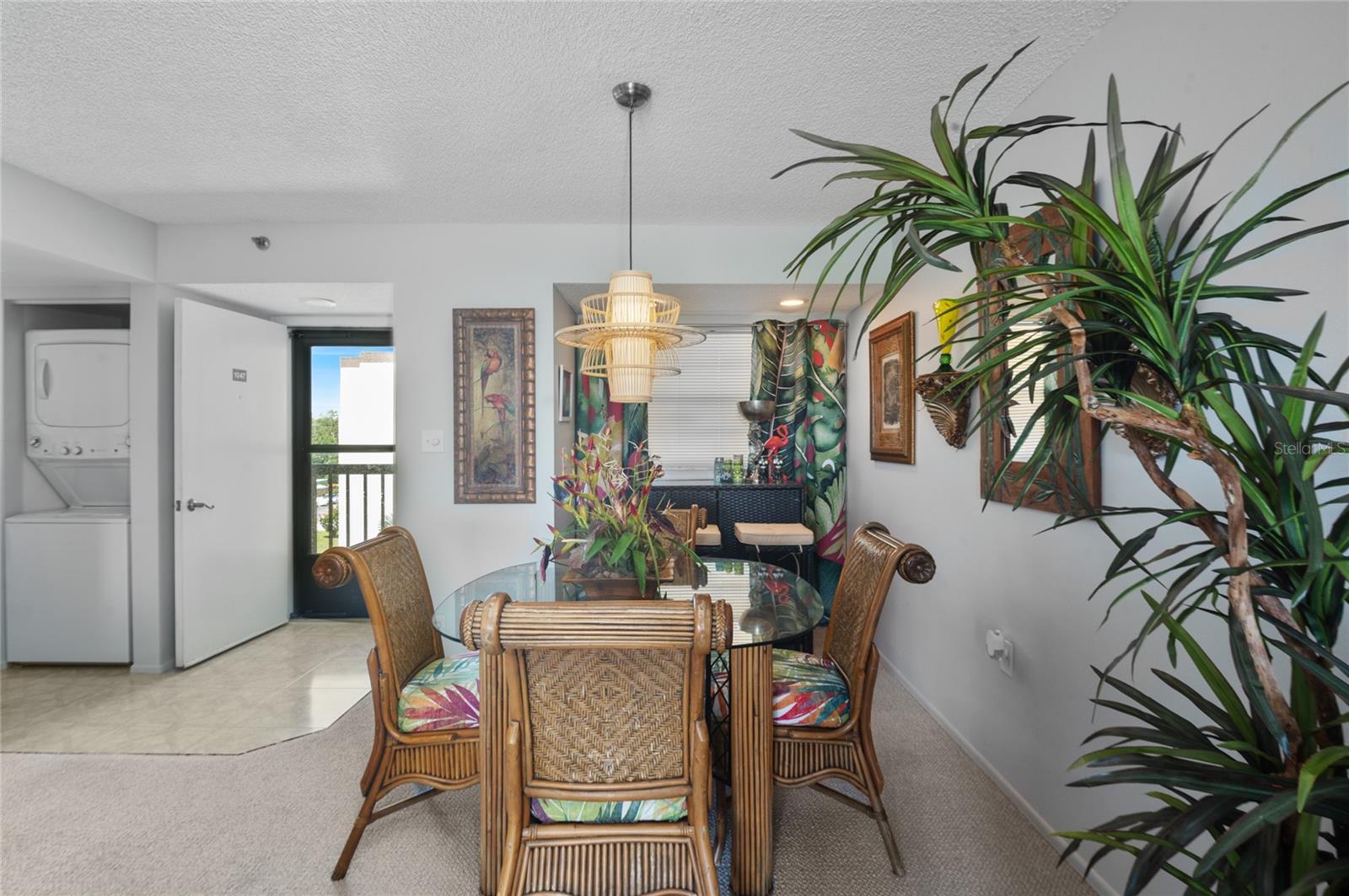 Dining area with 6'x3' baralcove and unit entrance