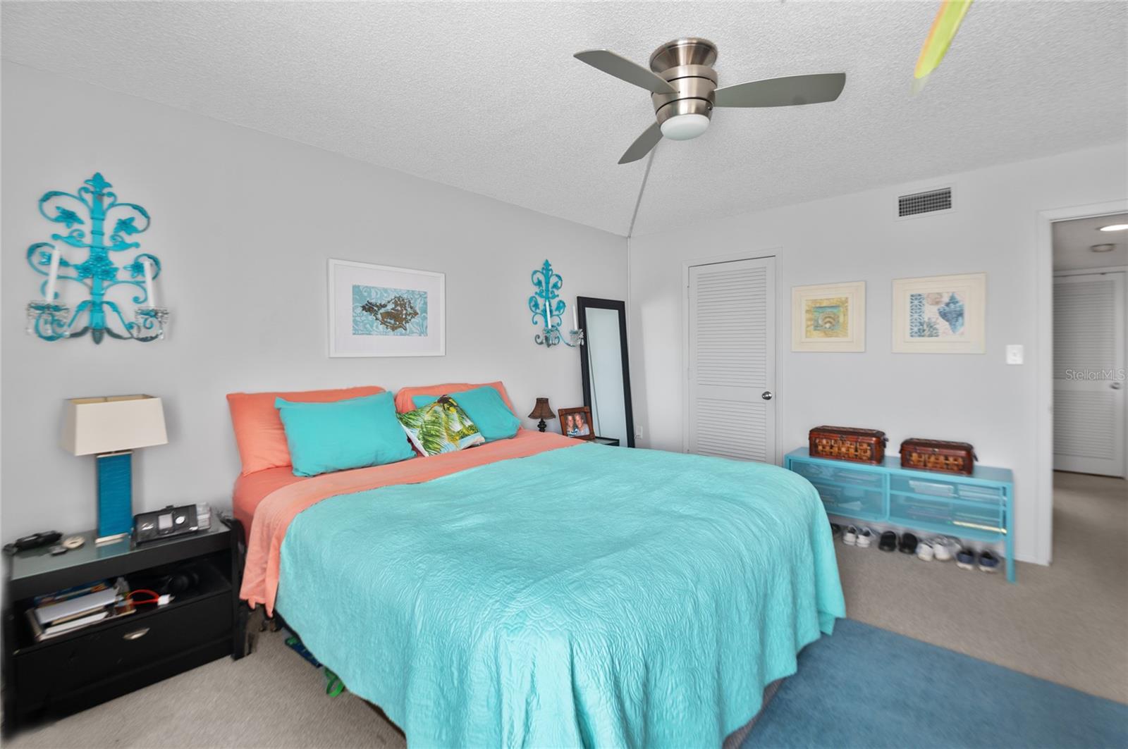 Spacious bedroom with 32 sq ftwalk-in closet!