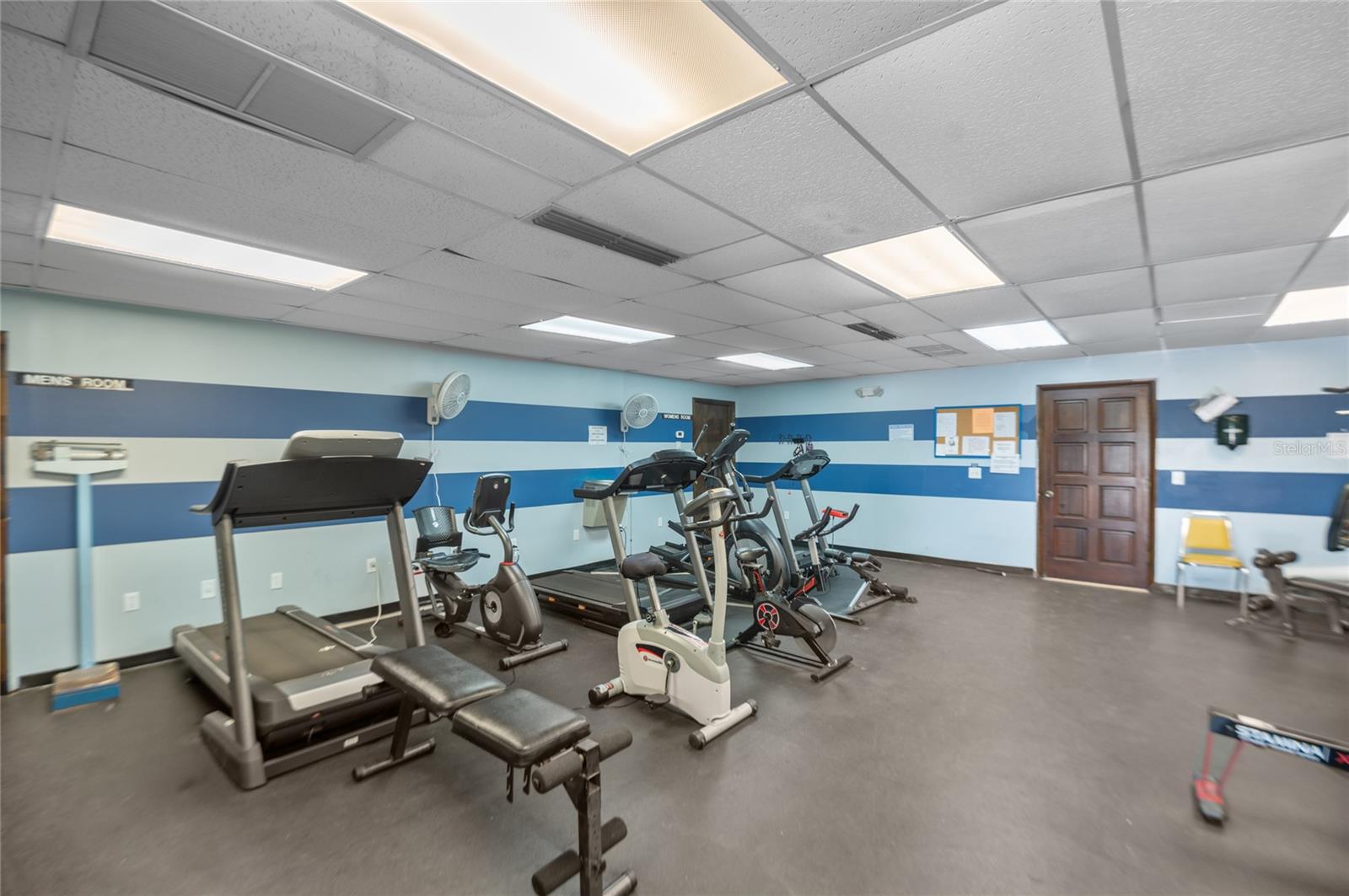 Health Room with fitnesscenter and locker rooms