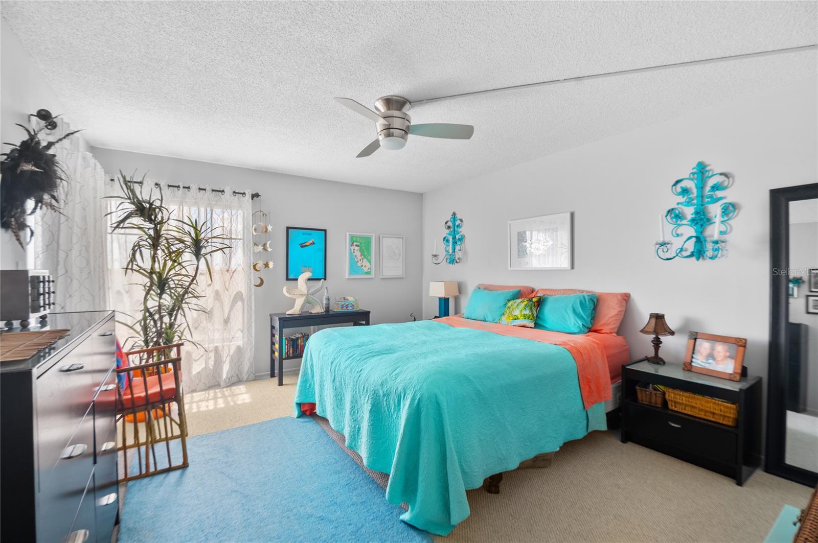 Spacious bedroom (with glassslide to lanai on left)