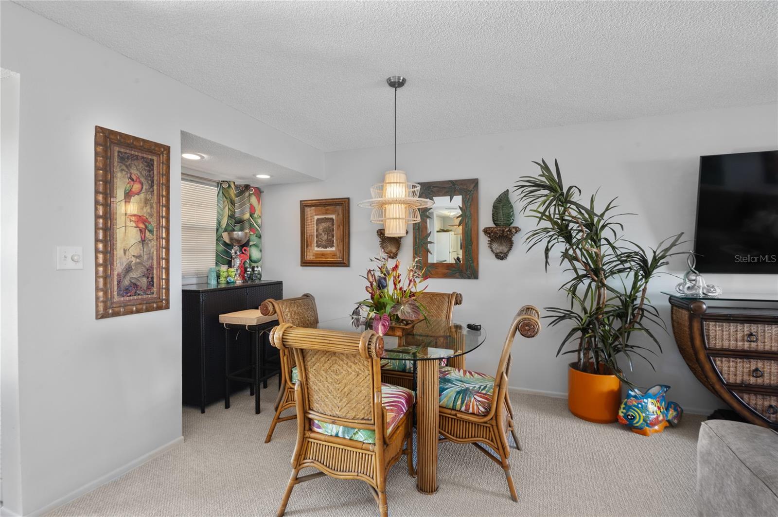 Dining area with 6'x3' baralcove