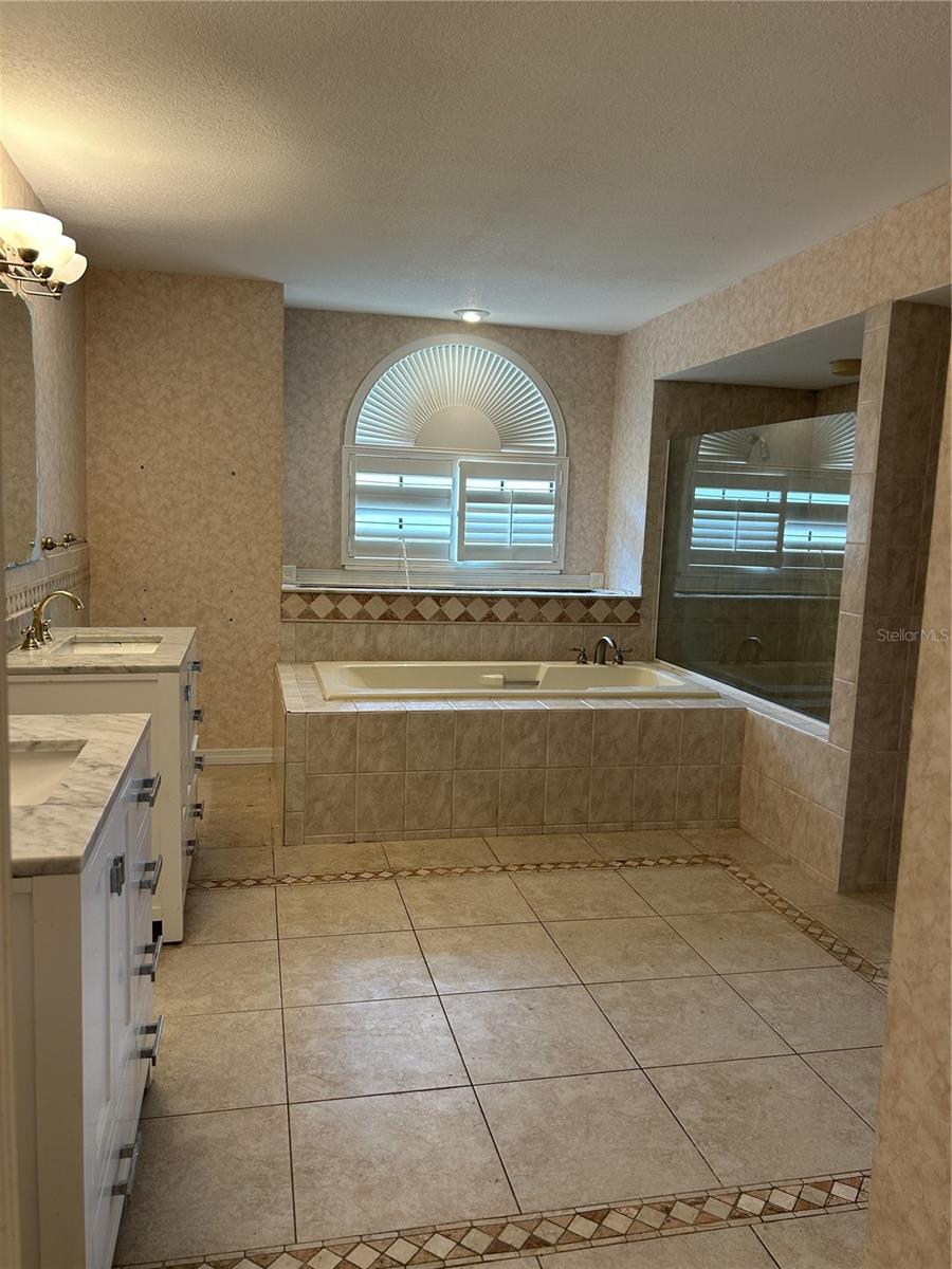Spacious primary ensuite.