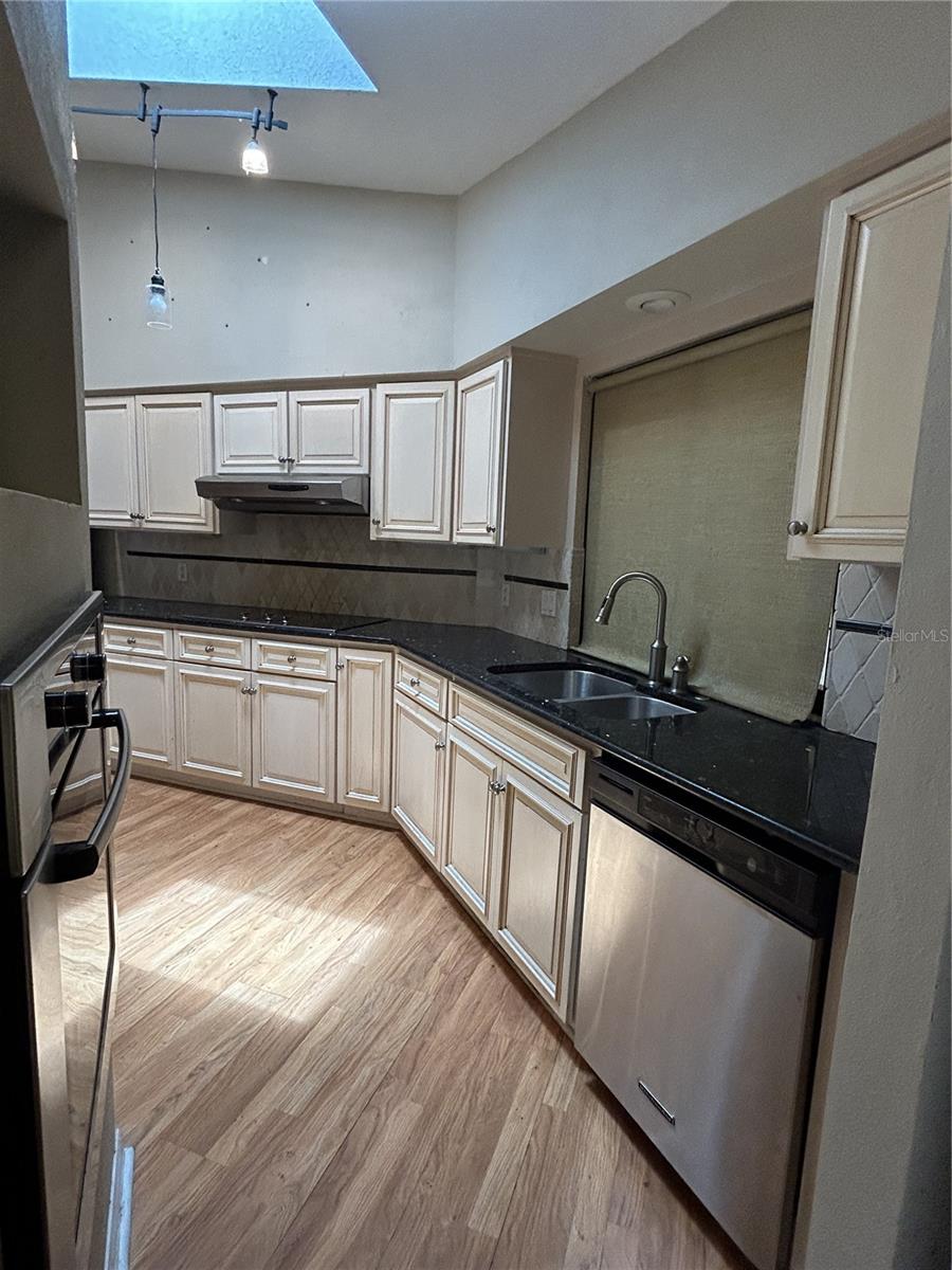 kitchen has plenty of cabinets!