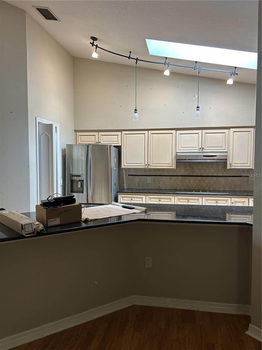 breakfast bar and high ceilings!