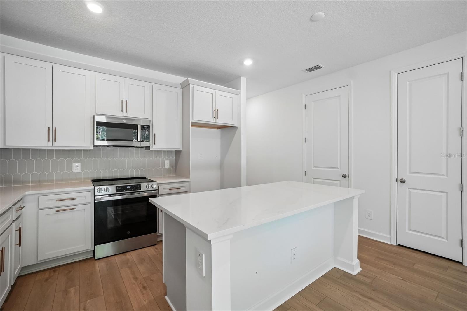Representative images and renderings are for illustrative purposes. Actual structural options and design finishes of home may vary.