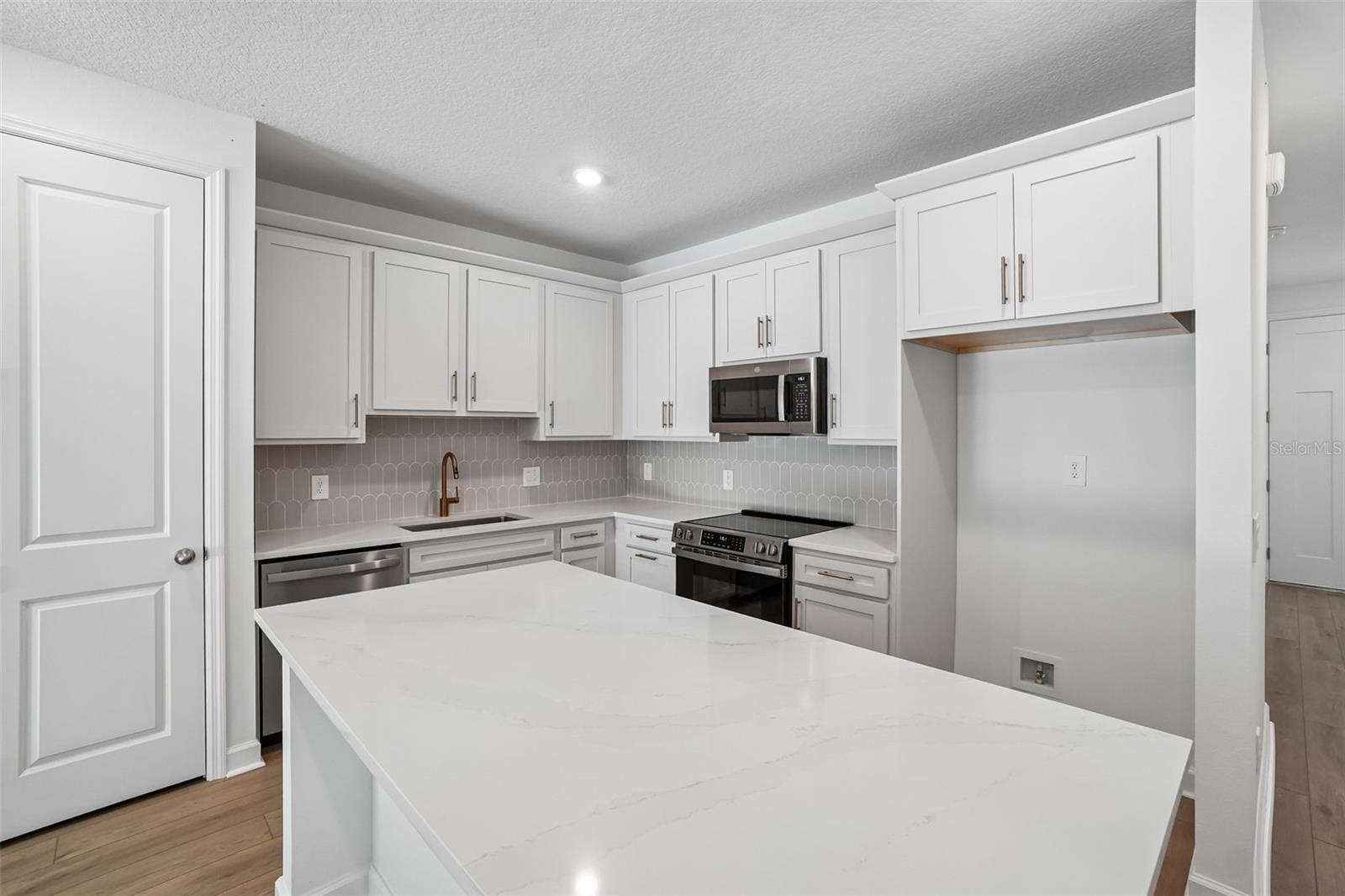 Representative images and renderings are for illustrative purposes. Actual structural options and design finishes of home may vary.