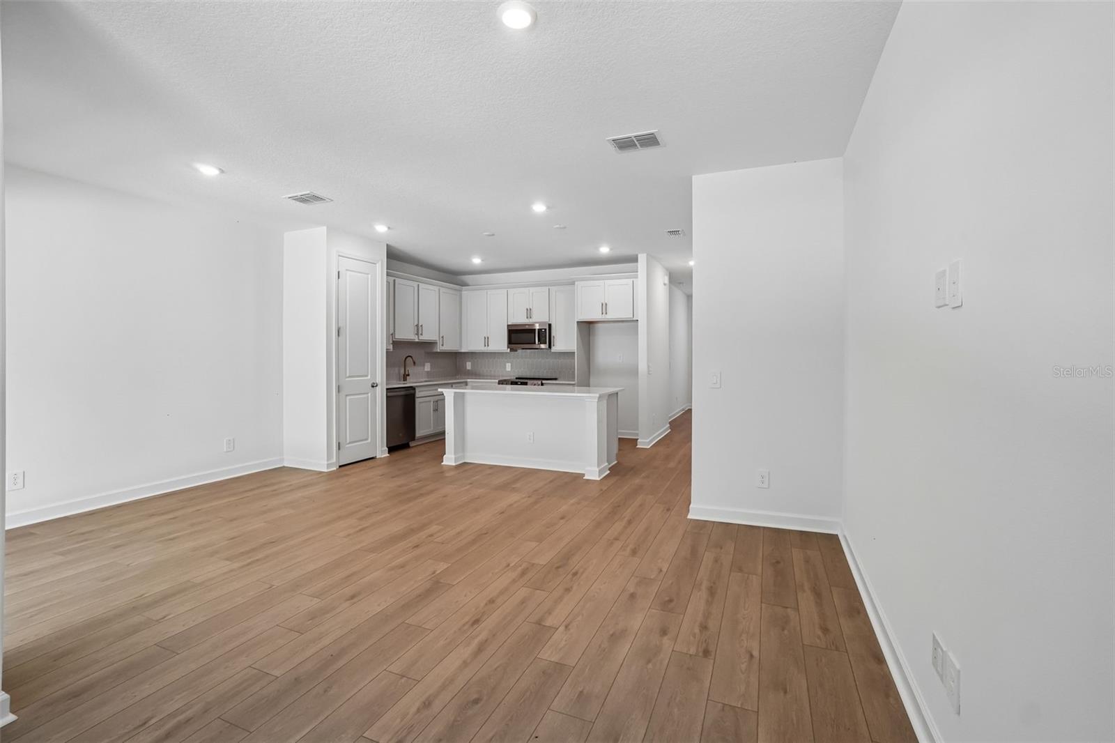 Representative images and renderings are for illustrative purposes. Actual structural options and design finishes of home may vary.