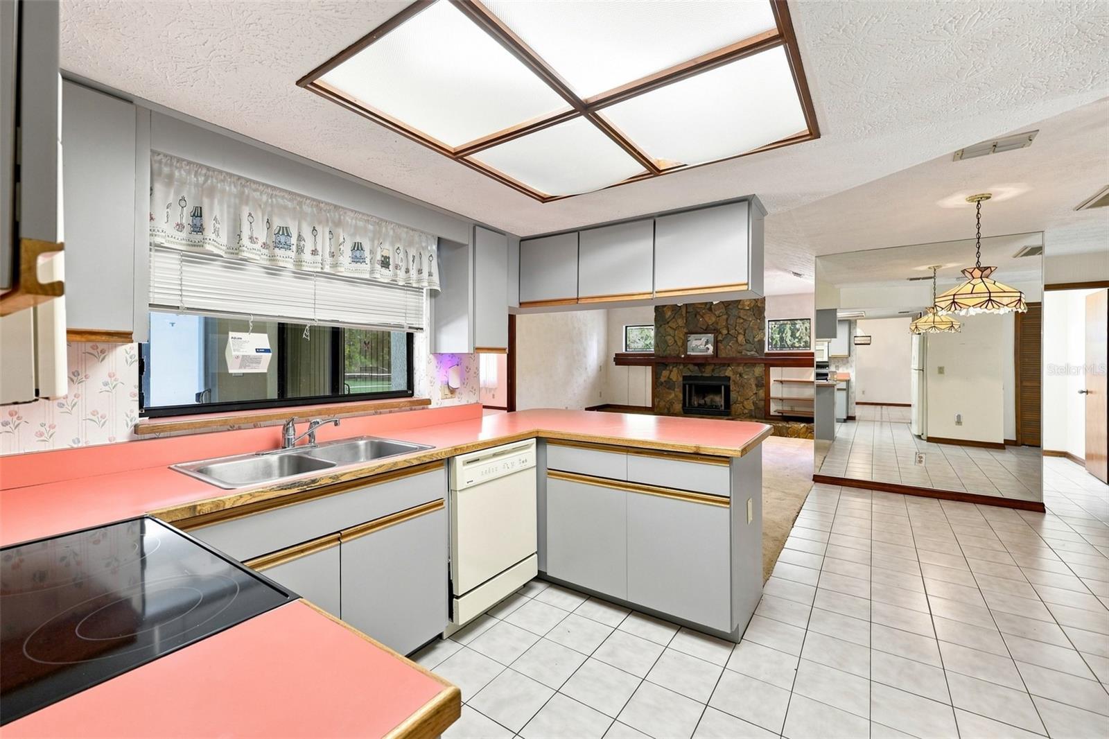 Kitchen dinette view