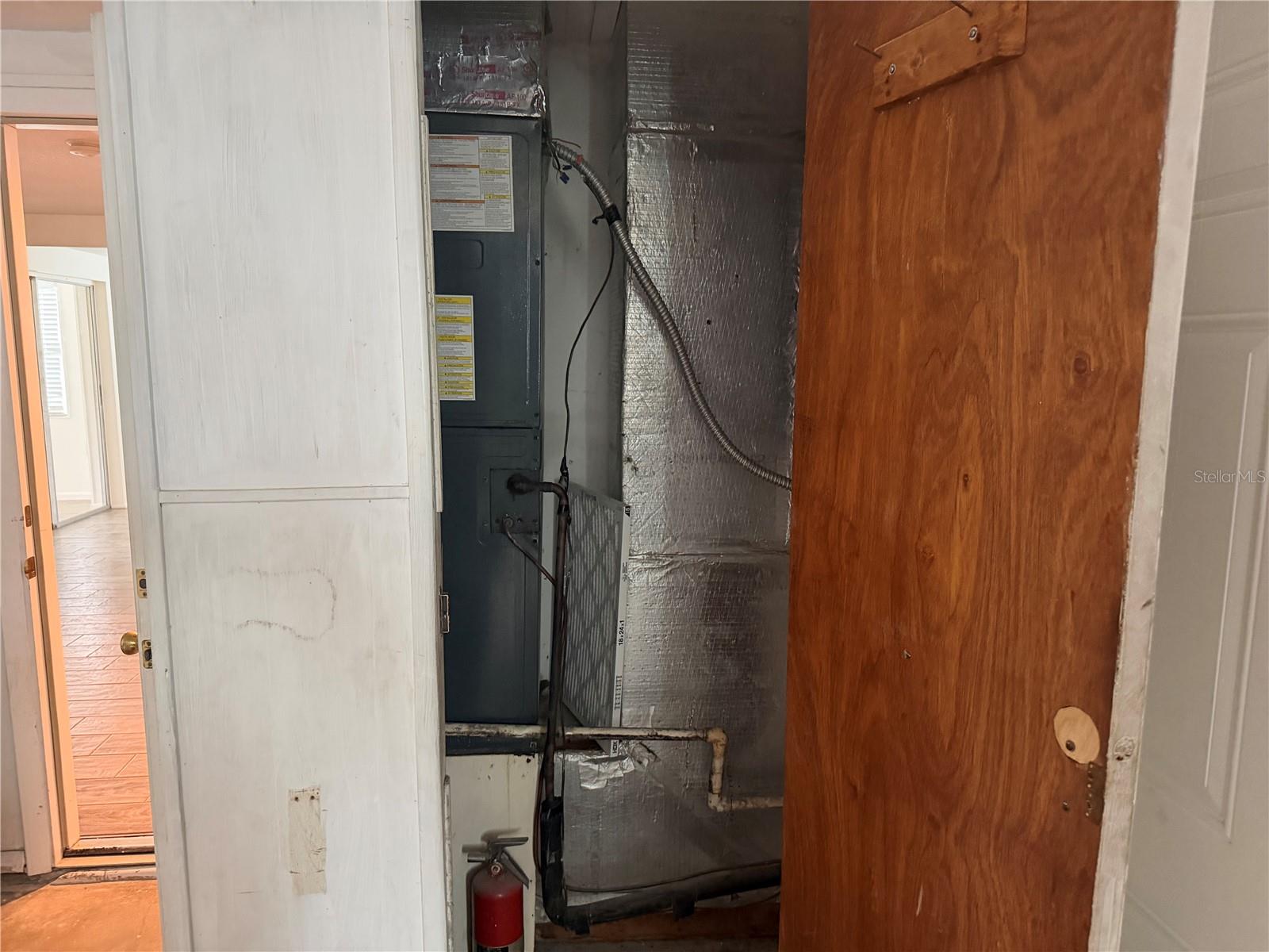 Garage 1/2 bath