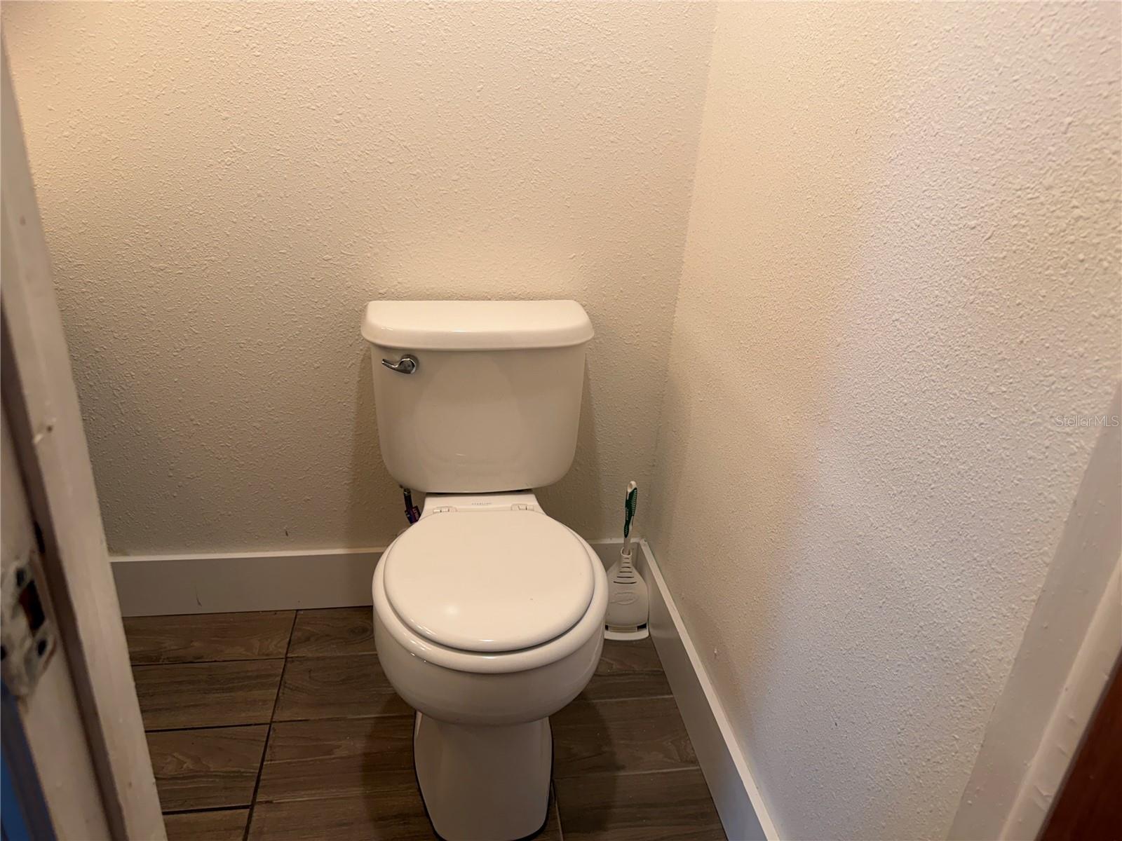 Garage 1/2 bath