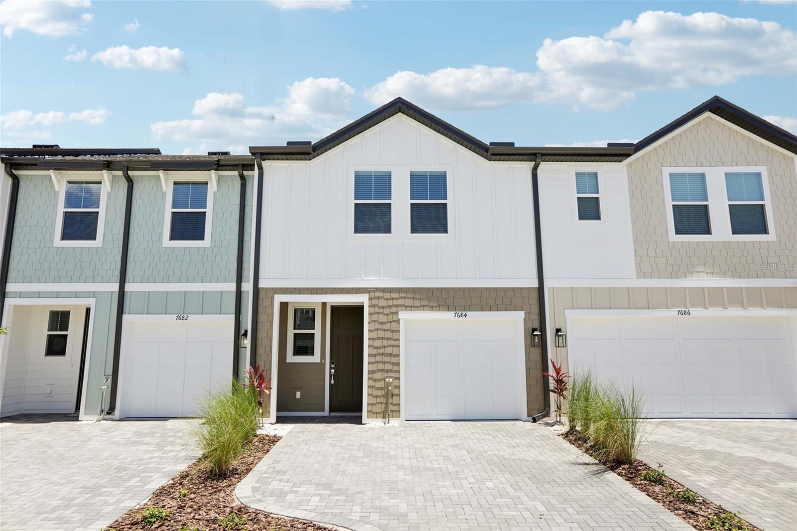 Representative images and renderings are for illustrative purposes. Actual structural options and design finishes of home may vary.