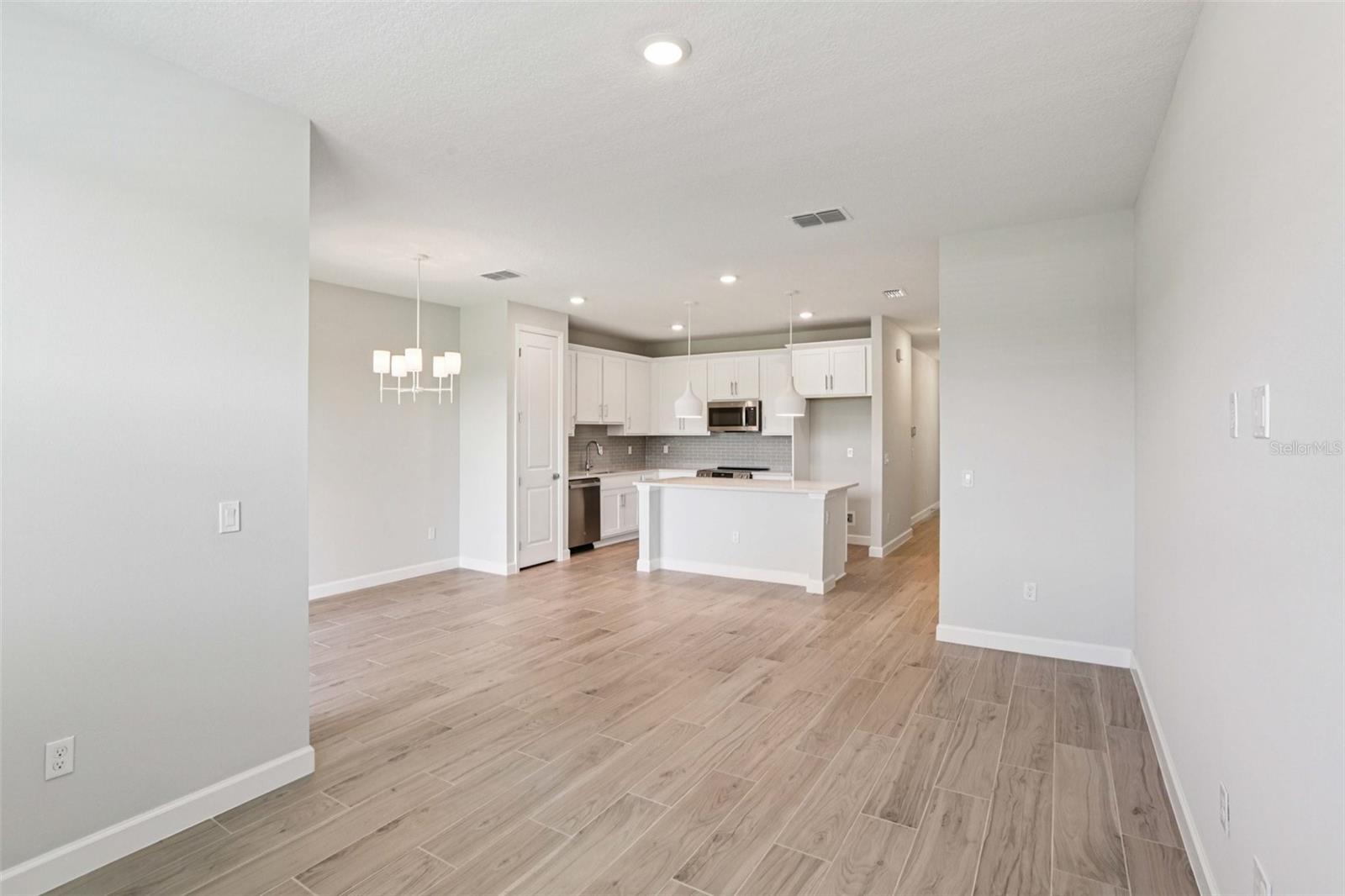 Representative images and renderings are for illustrative purposes. Actual structural options and design finishes of home may vary.