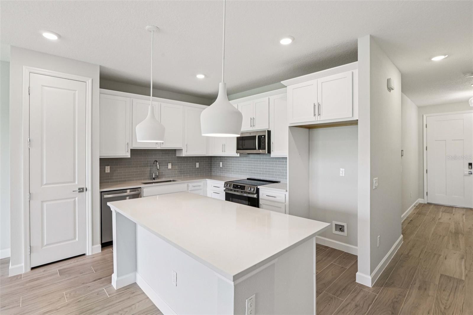 Representative images and renderings are for illustrative purposes. Actual structural options and design finishes of home may vary.