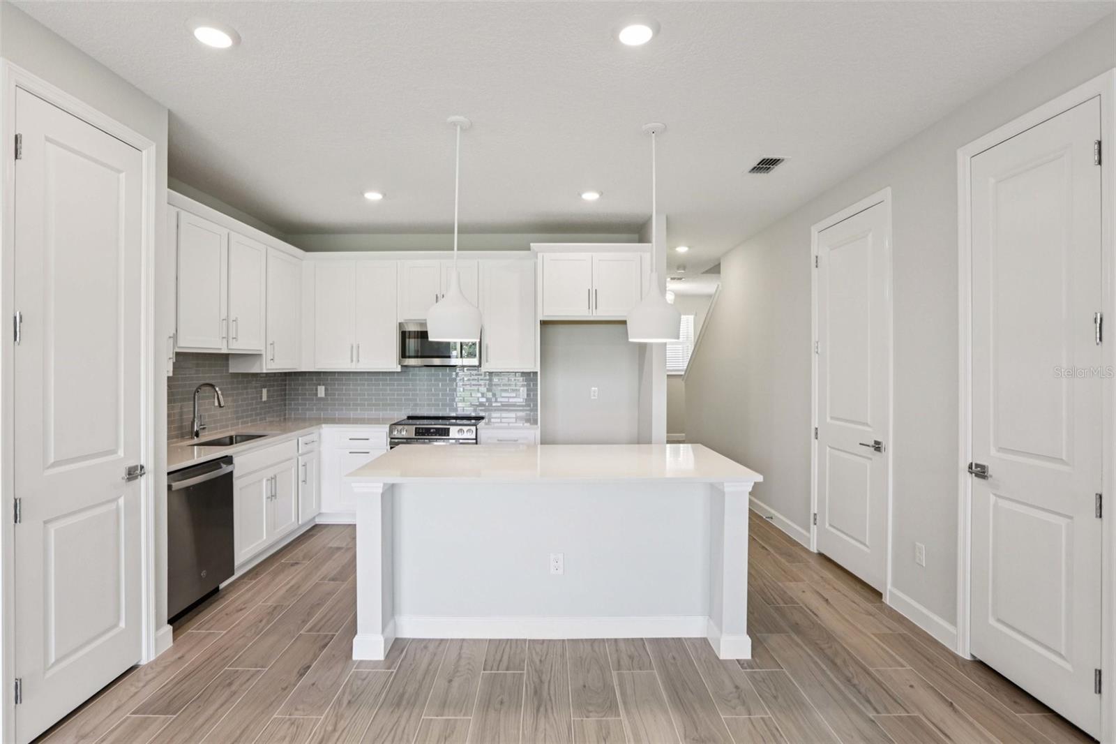 Representative images and renderings are for illustrative purposes. Actual structural options and design finishes of home may vary.