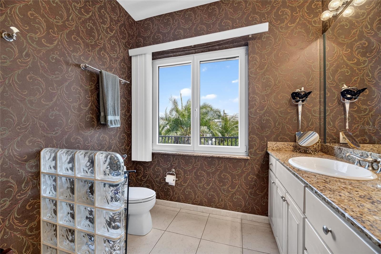 TB8528668