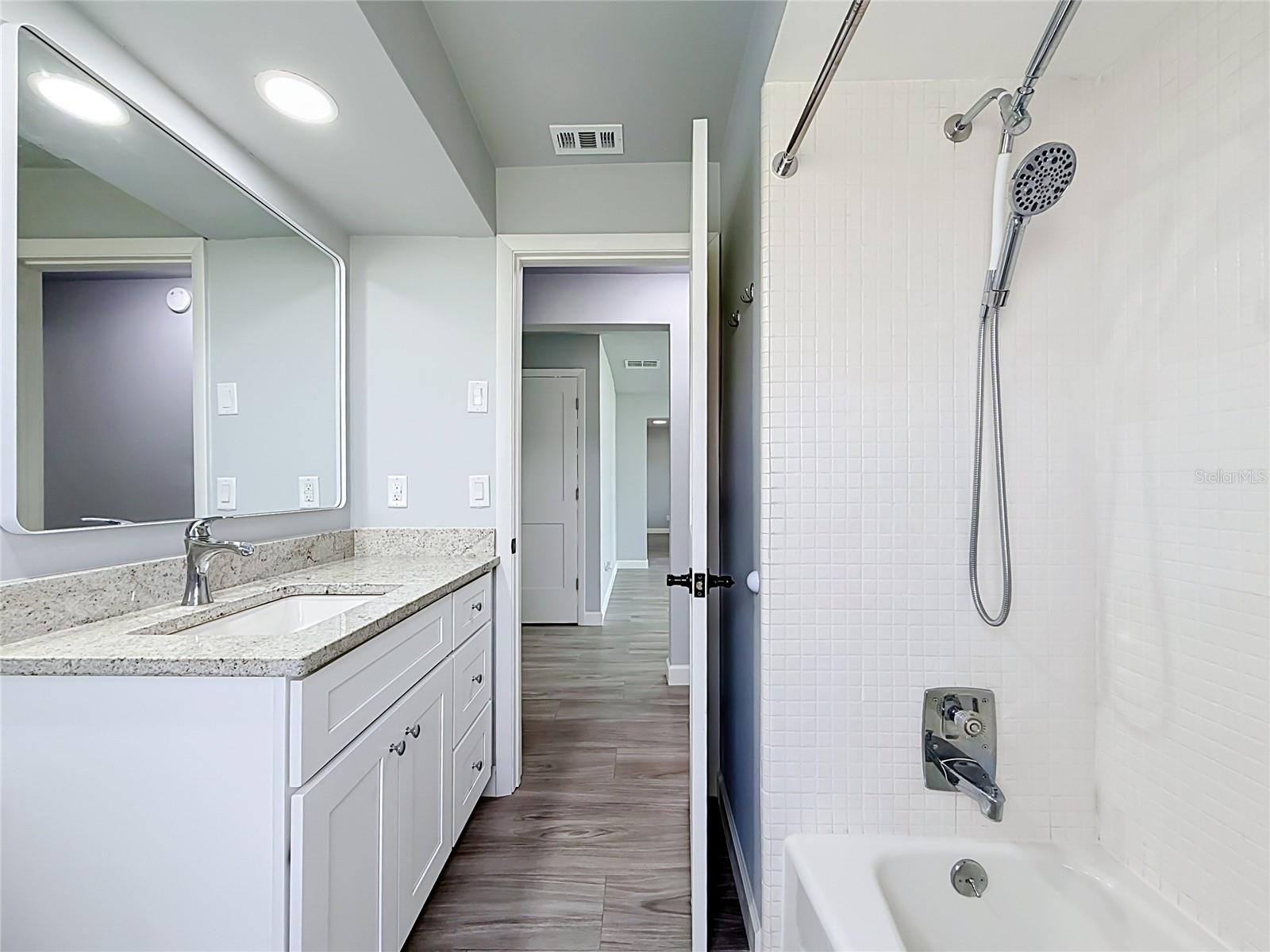 Main Bathroom with shower/tub