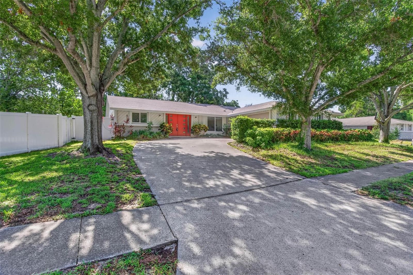 GOREGOUS ROOMY DRIVEWAY