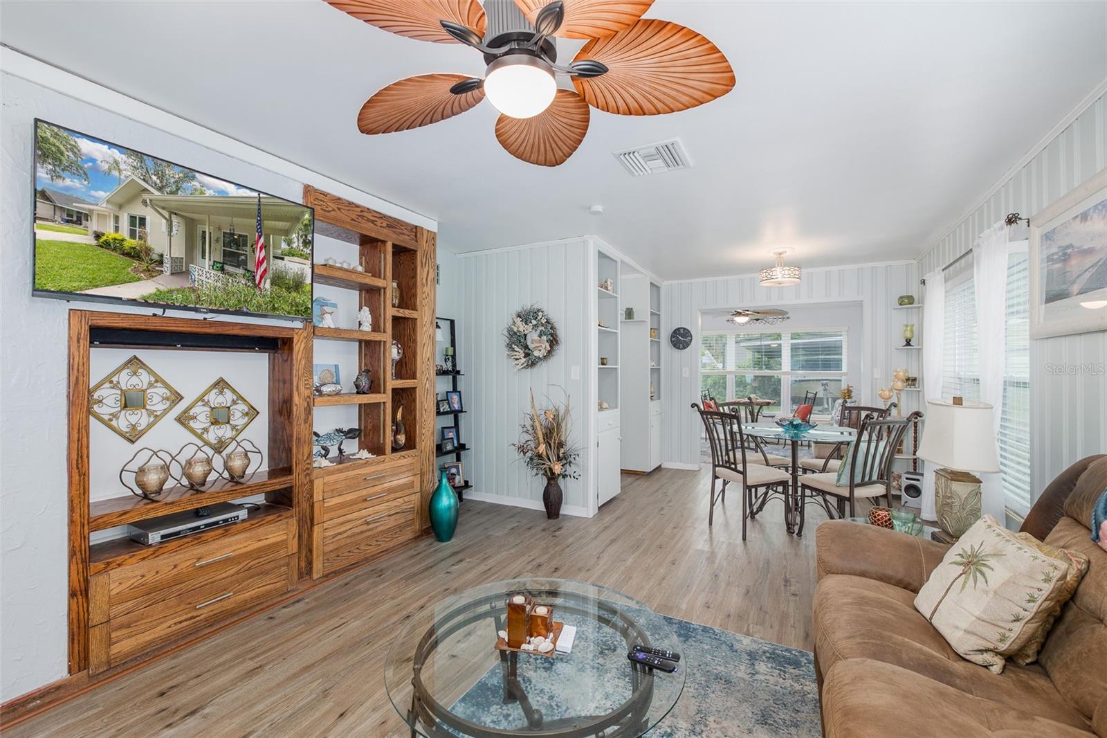 LIVINGROOM/DININGROOM