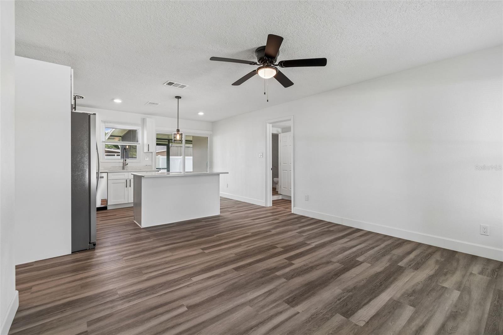 TB8528982
