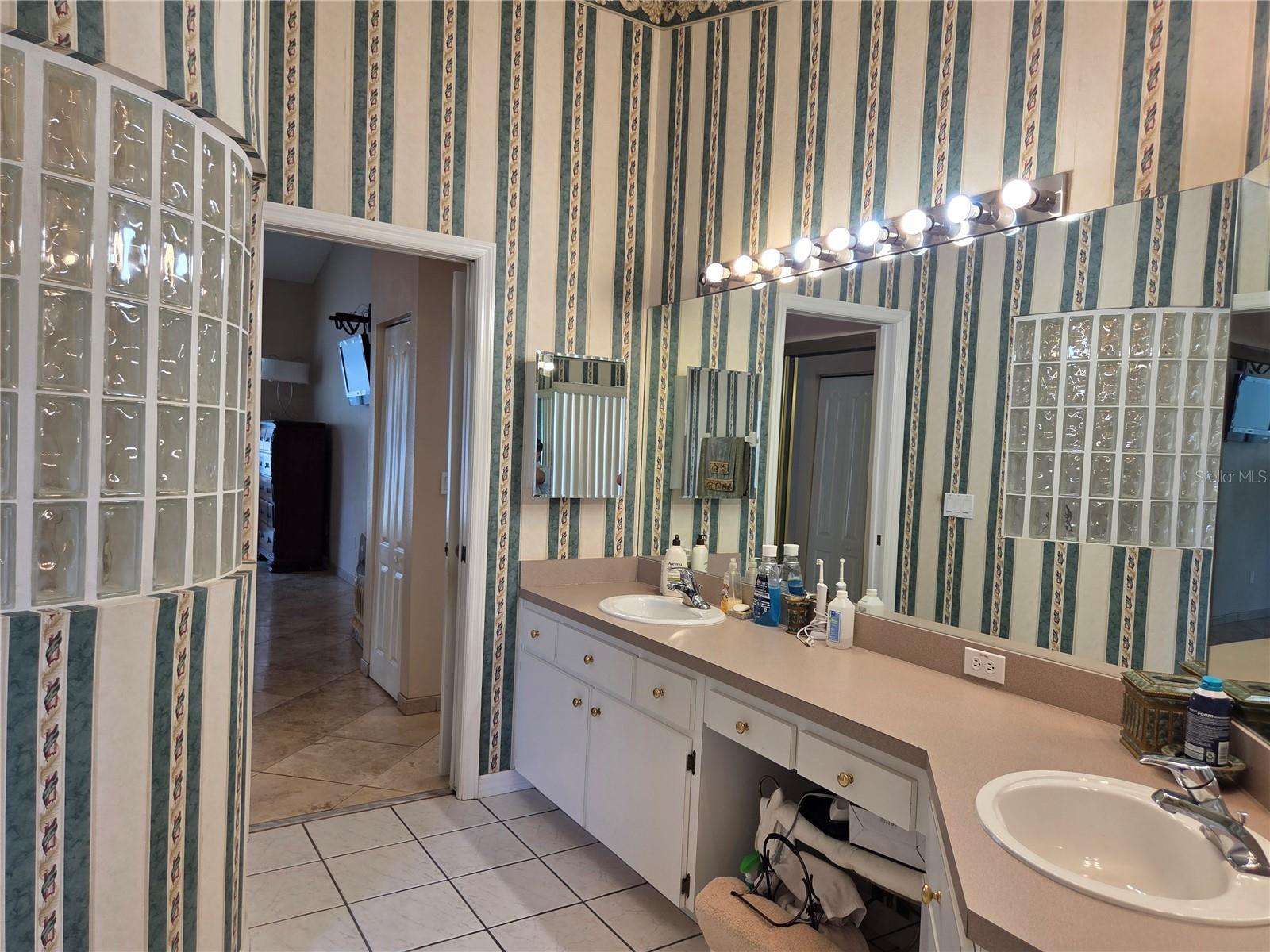 TB8529079