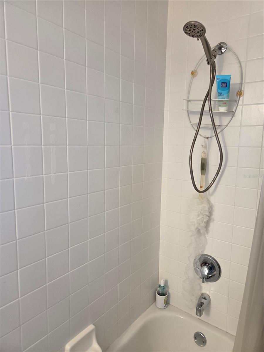 TB8529079