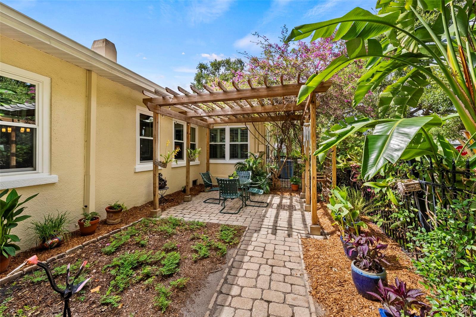TB8529238