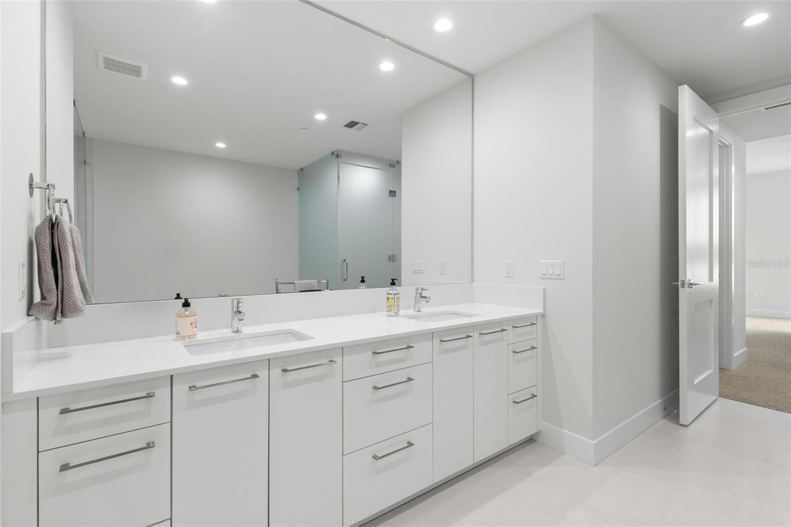 TB8529425
