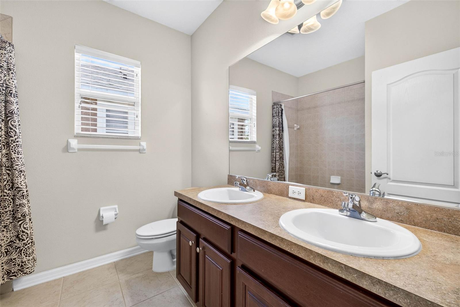 Secondary bathroom with 2 sinks