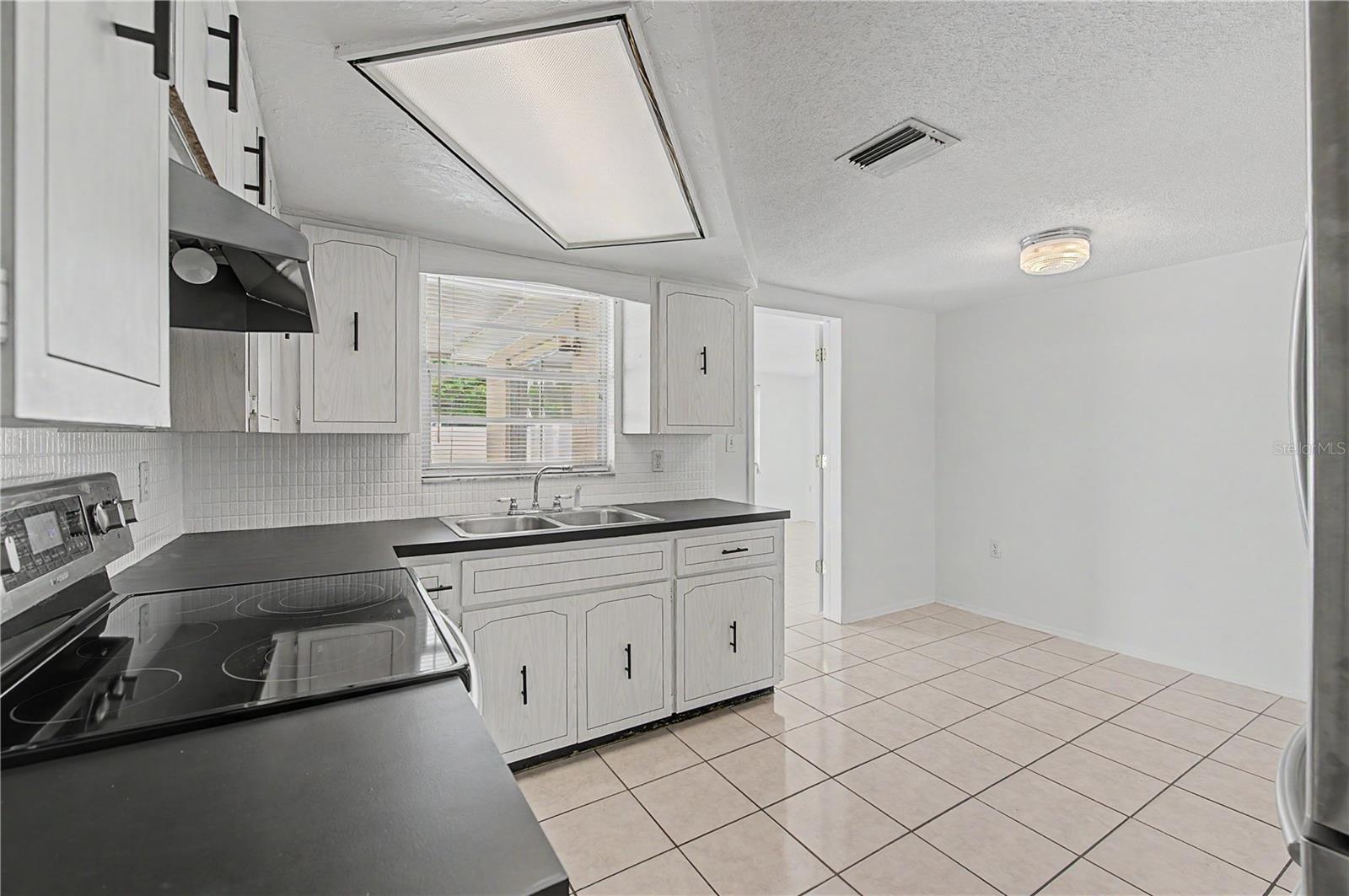 Kitchen - 9830 Rainbow Lane